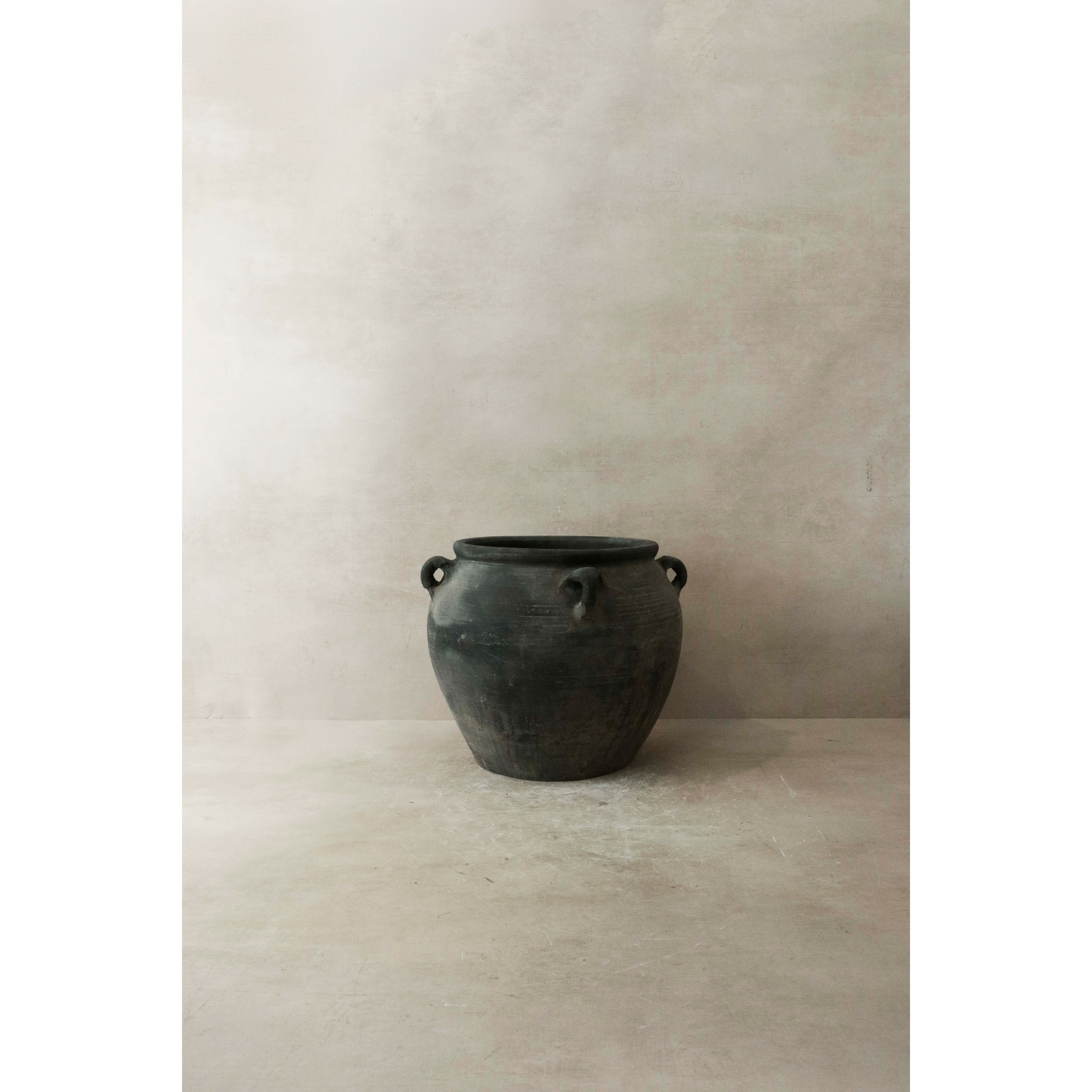 Vintage Dark pot with ears - E4.9