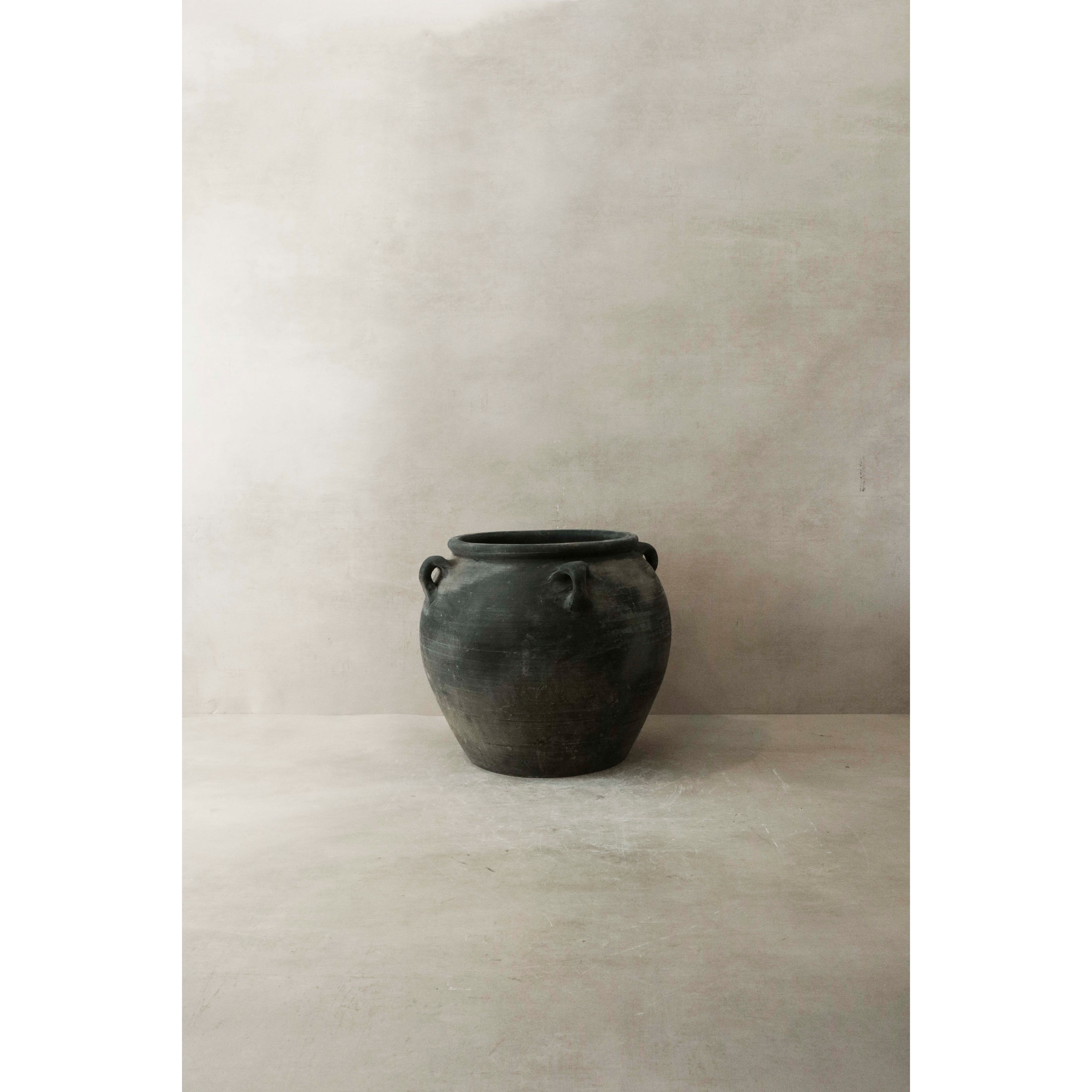 Vintage Dark pot with ears - E4.10