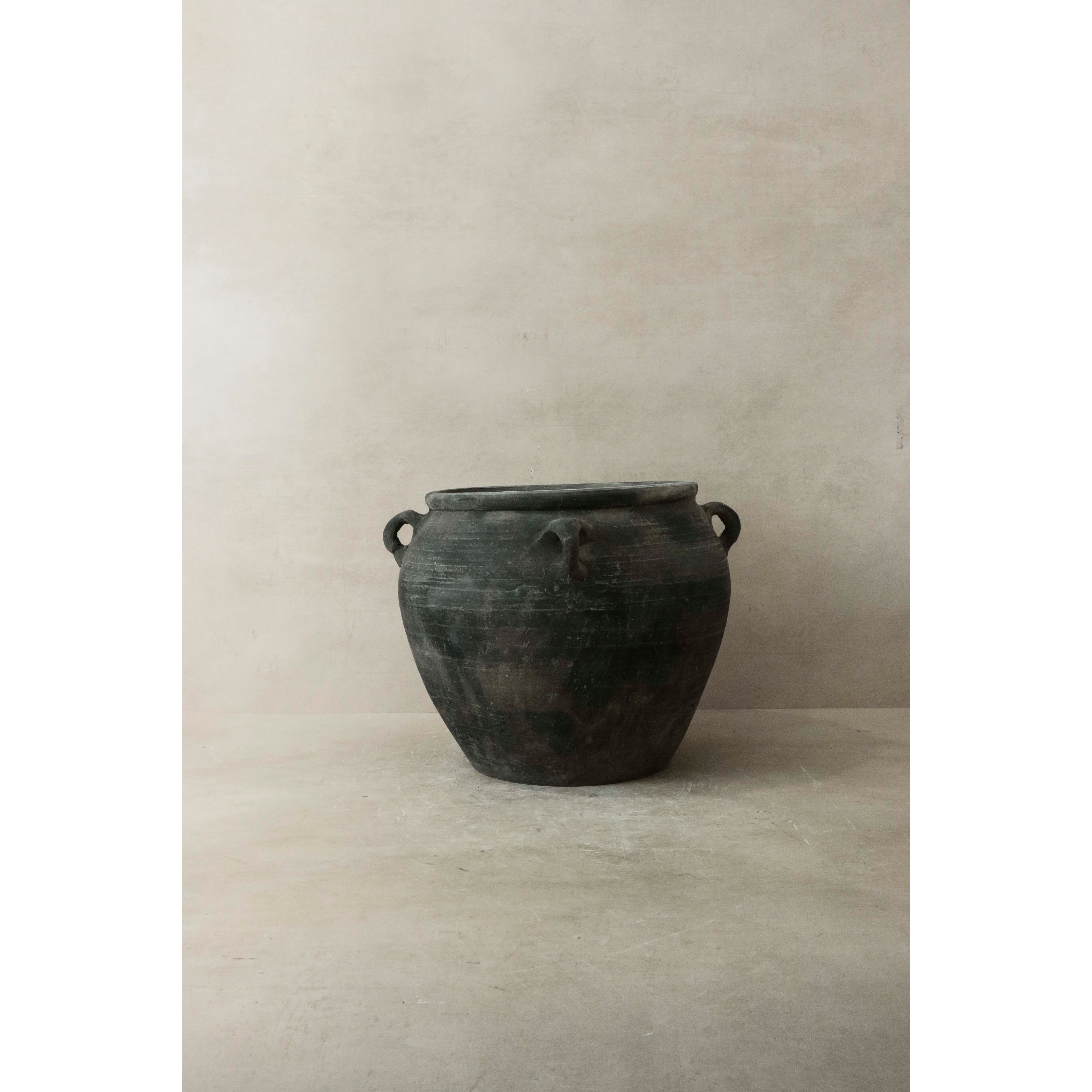 Vintage Dark pot with ears - E4.13