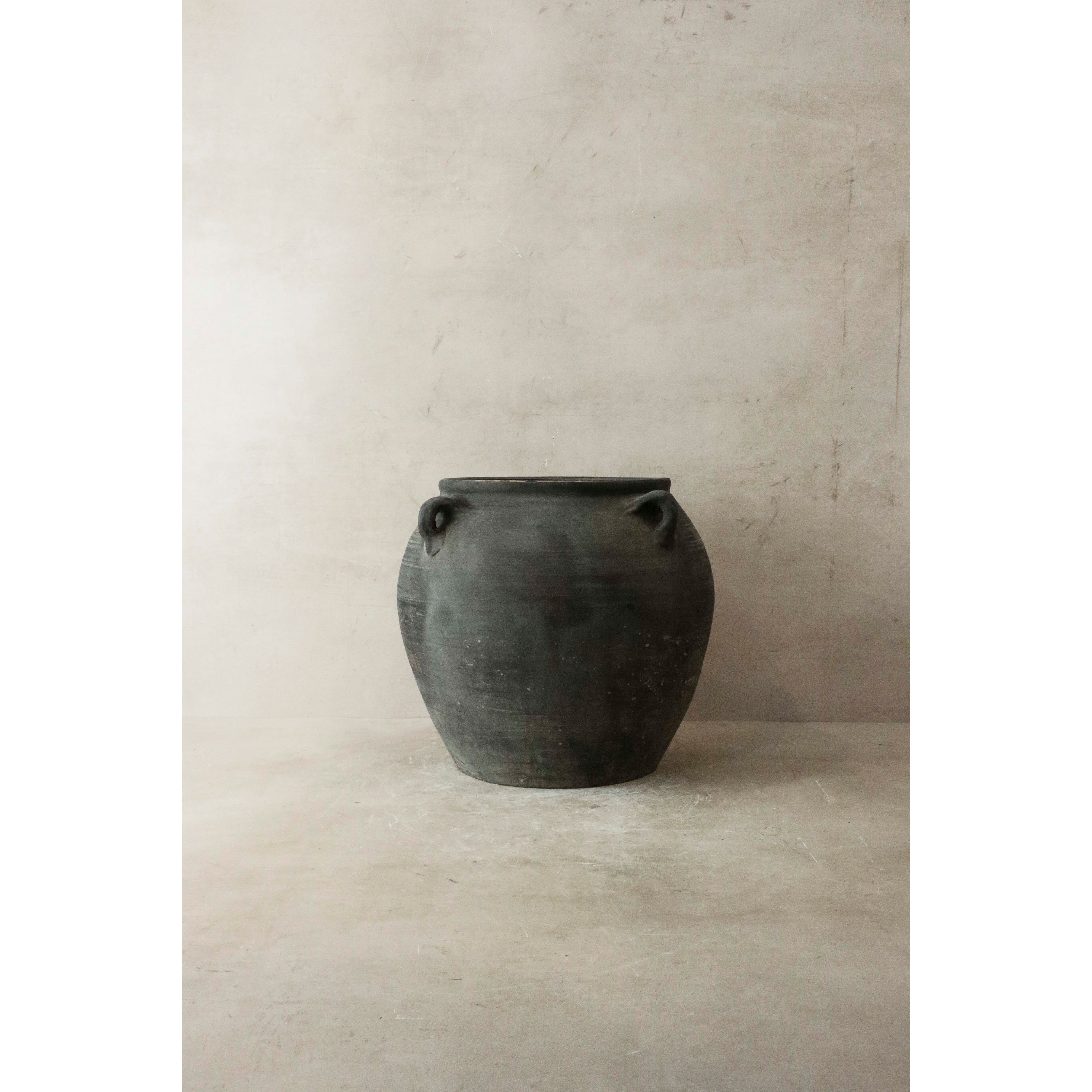 Vintage Dark pot with ears - E4.18