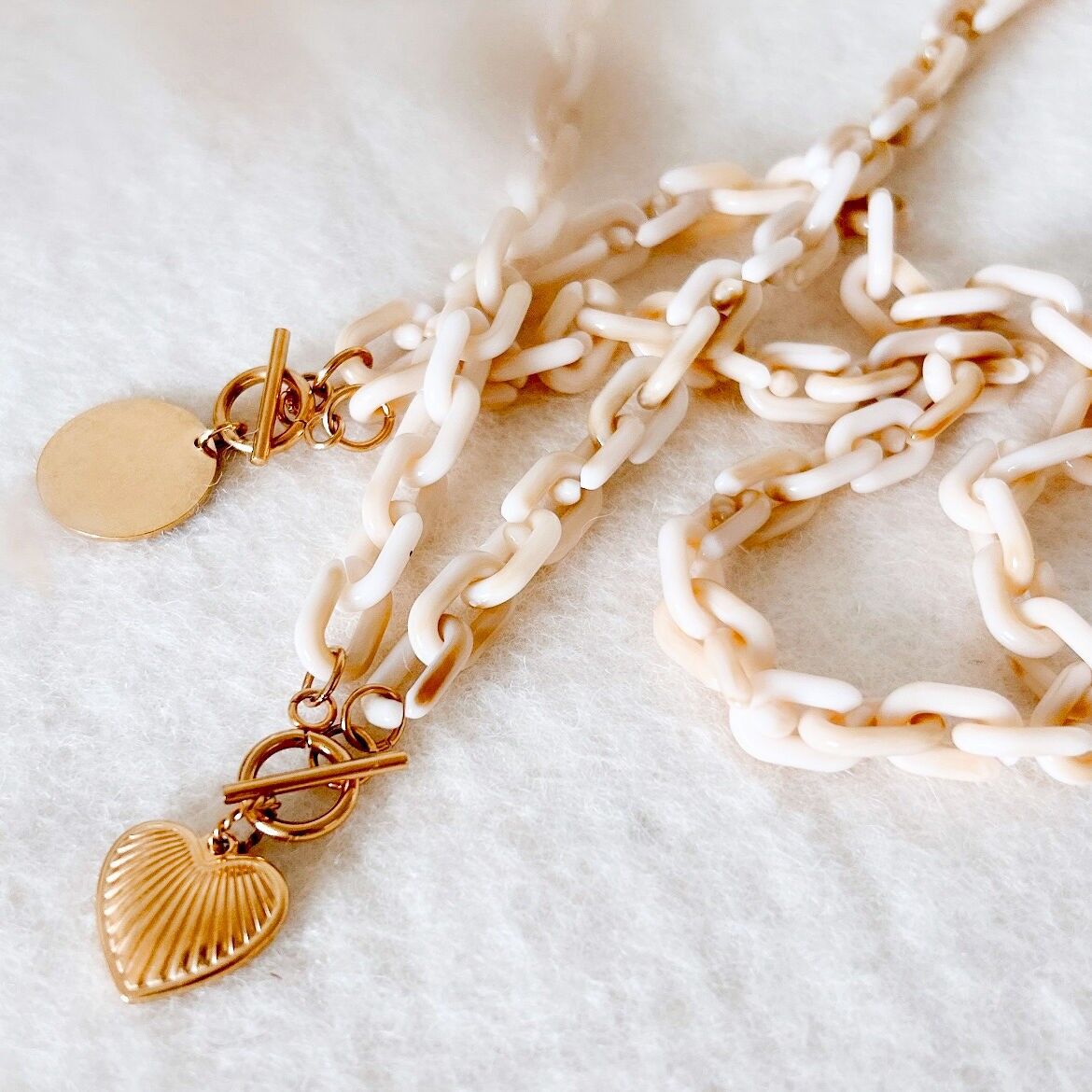 CLEMENTINE | Collana con maglie in acrilico di grandi dimensioni e medaglietta a forma di cuore in acciaio inossidabile dorato