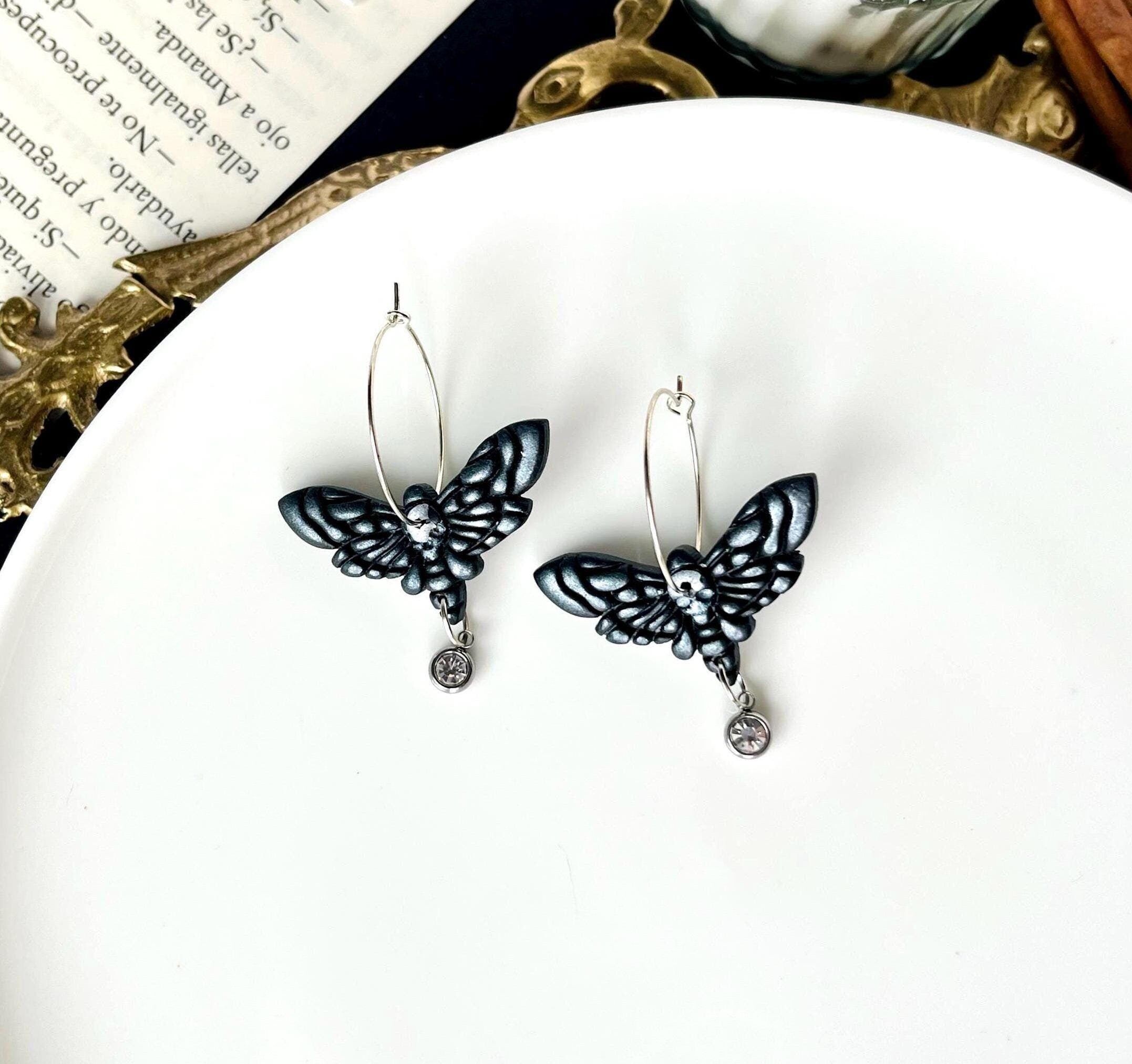 Orecchini a cerchi di falena, orecchini di argilla polimerica, falena mistica, gioielli di falena falco testa di morte, testa di teschio, regalo di falena teschio