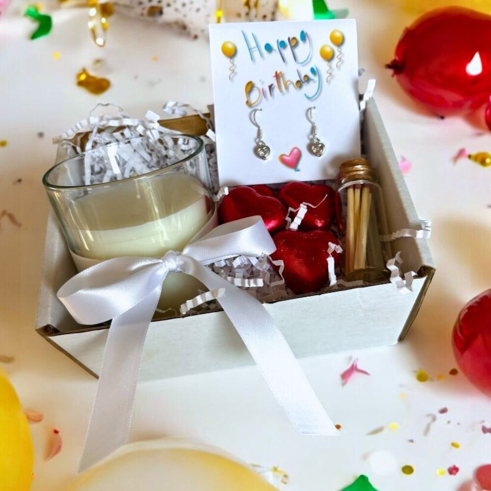 Piccolo cesto regalo di buon compleanno - orecchini pendenti a forma di cuore con zirconi cubici, cioccolatini e candela