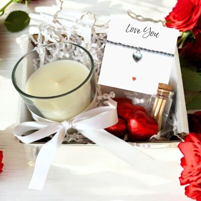 Cesta de regalo pequeña Love You: pulsera de corazón de plata, bombones y vela