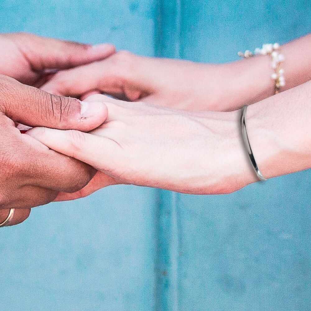 Brazalete de plata Serene para mujer: accesorio de moda