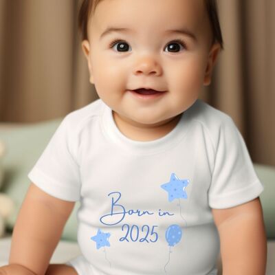 Babyweste „Born in 2025“ mit blauen Luftballons – perfekt für einen kleinen Prinzen