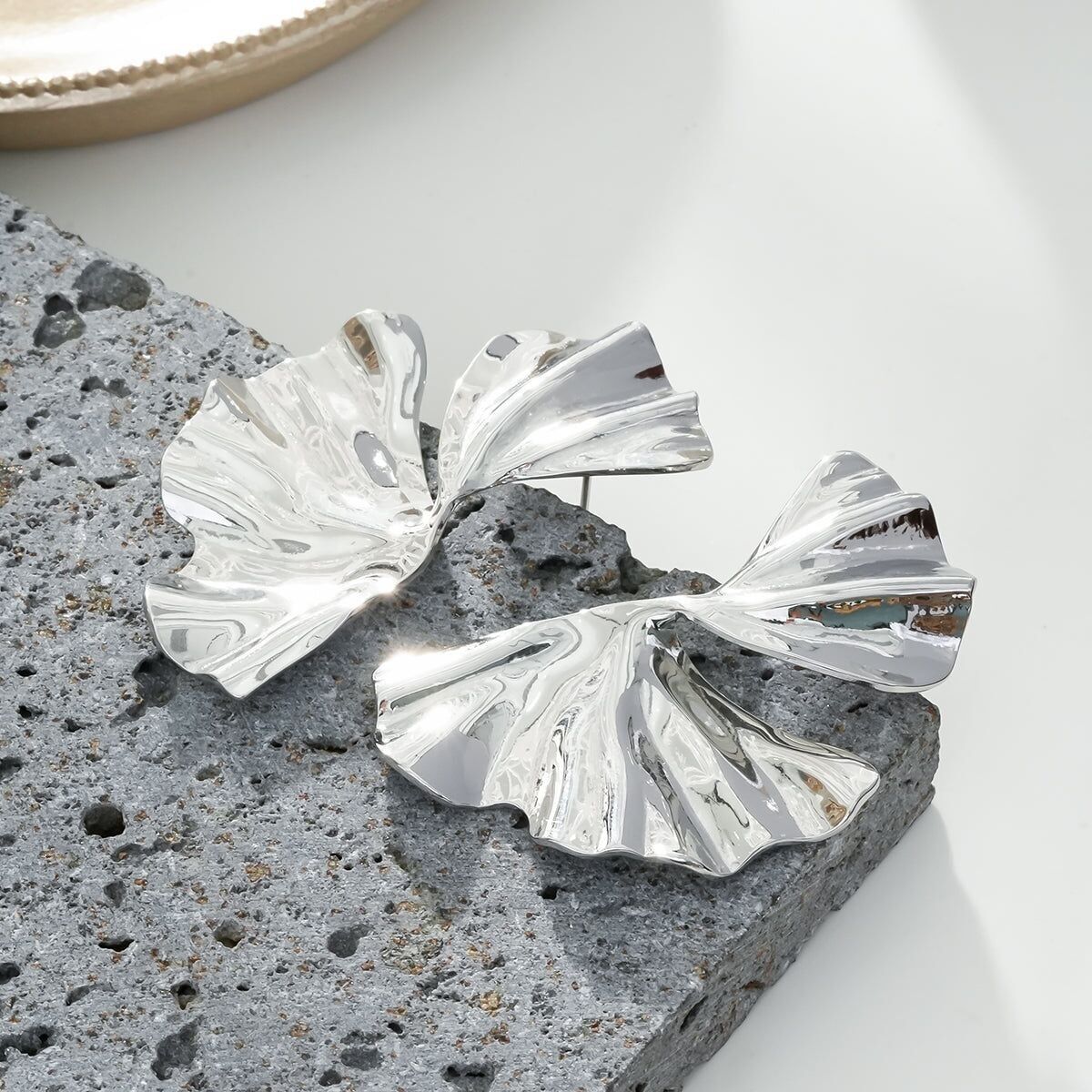 Orecchini in argento con foglie di ginkgo ondulate lucide