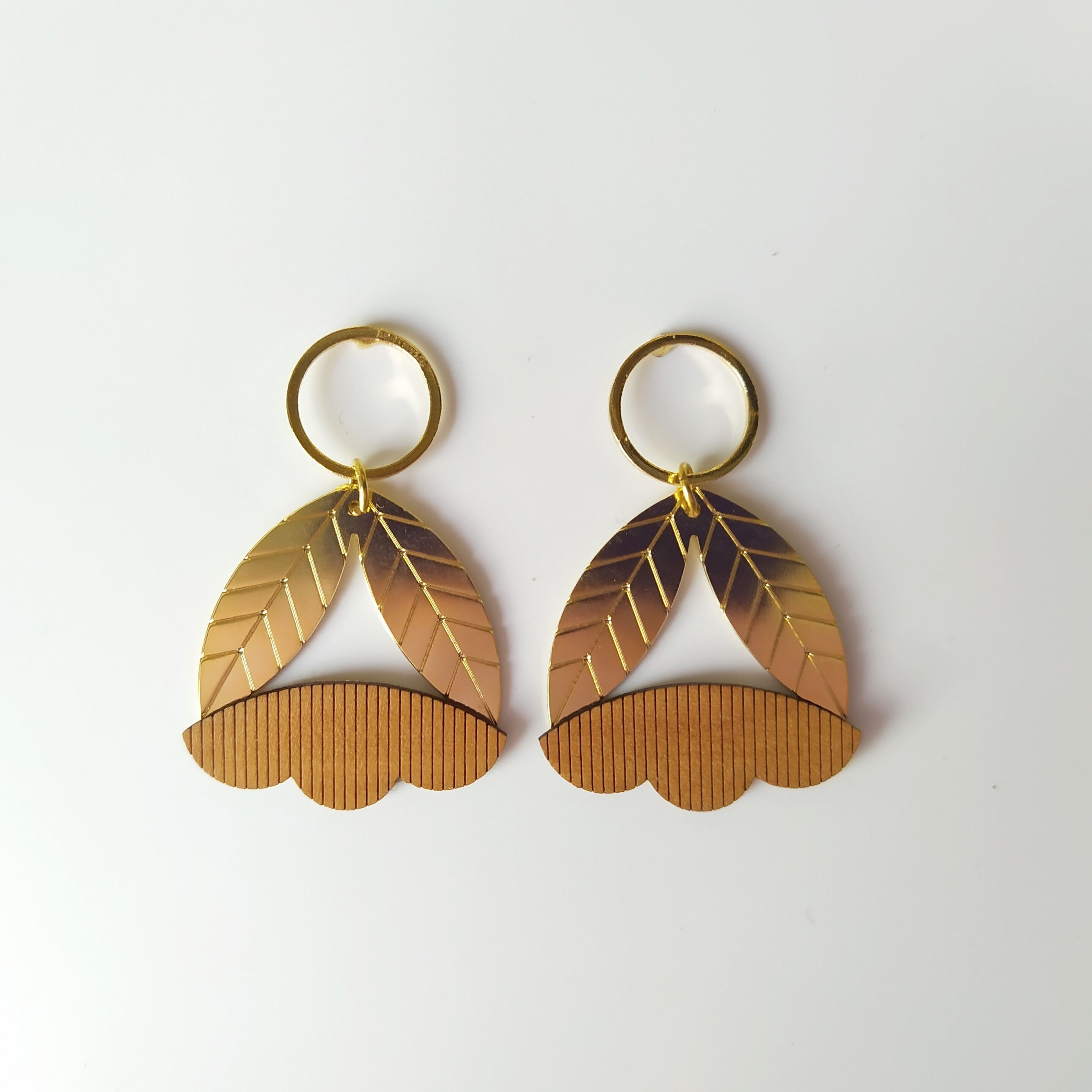 "SARÜ" Ohrringe aus Birnbaumholz und vergoldetem Messing