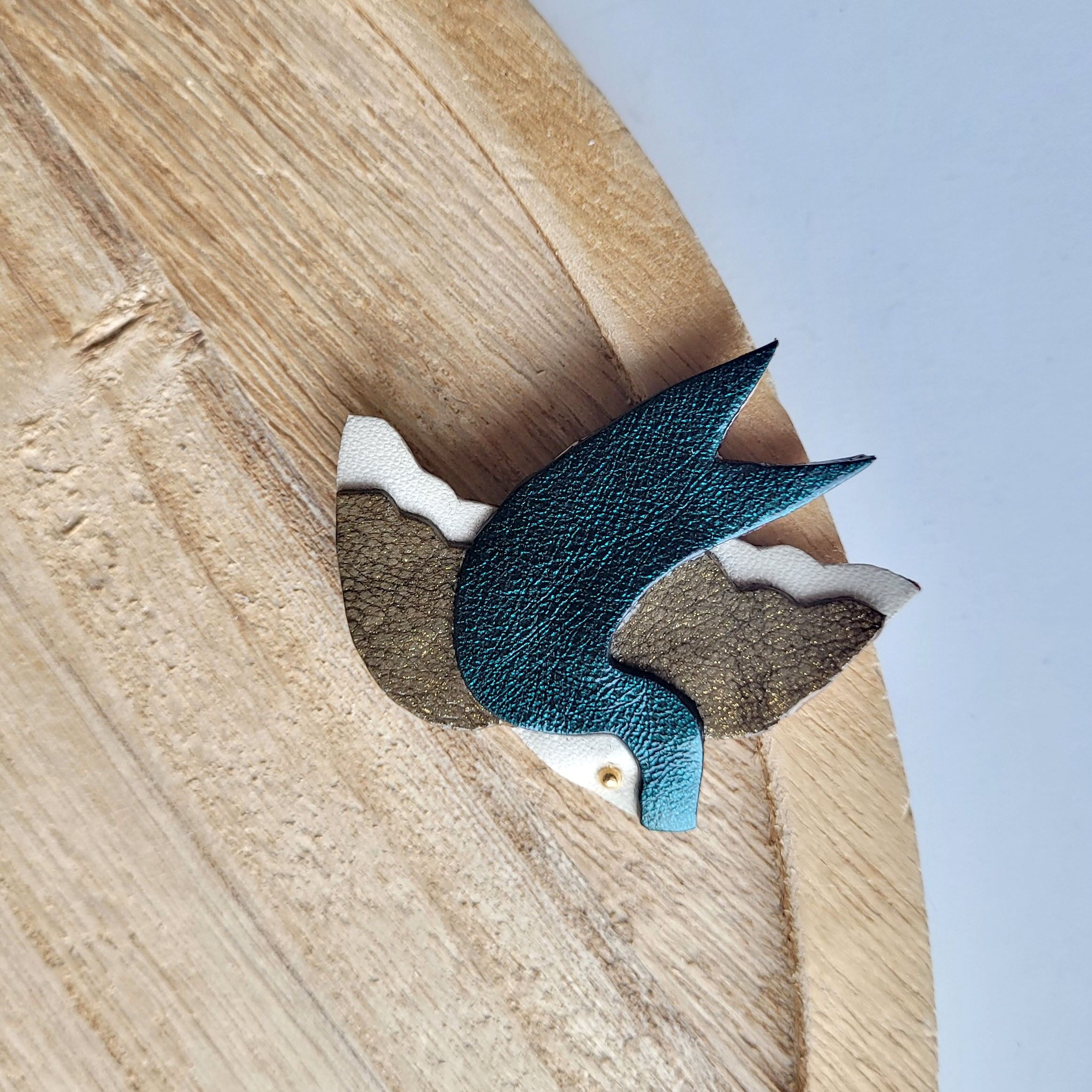 Broche hirondelle en cuir recyclé dans les teintes vert profond et kaki accessoire femme bijou