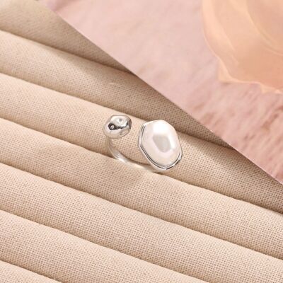Anello in argento con apertura in madreperla bianca