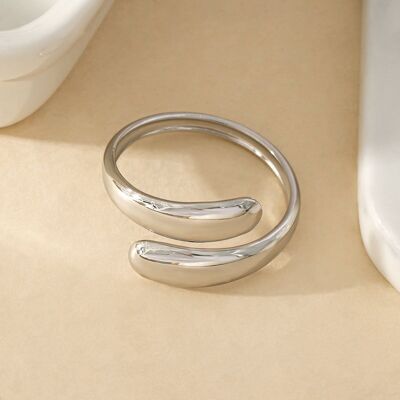 Anillo de plata abierto con líneas limpias