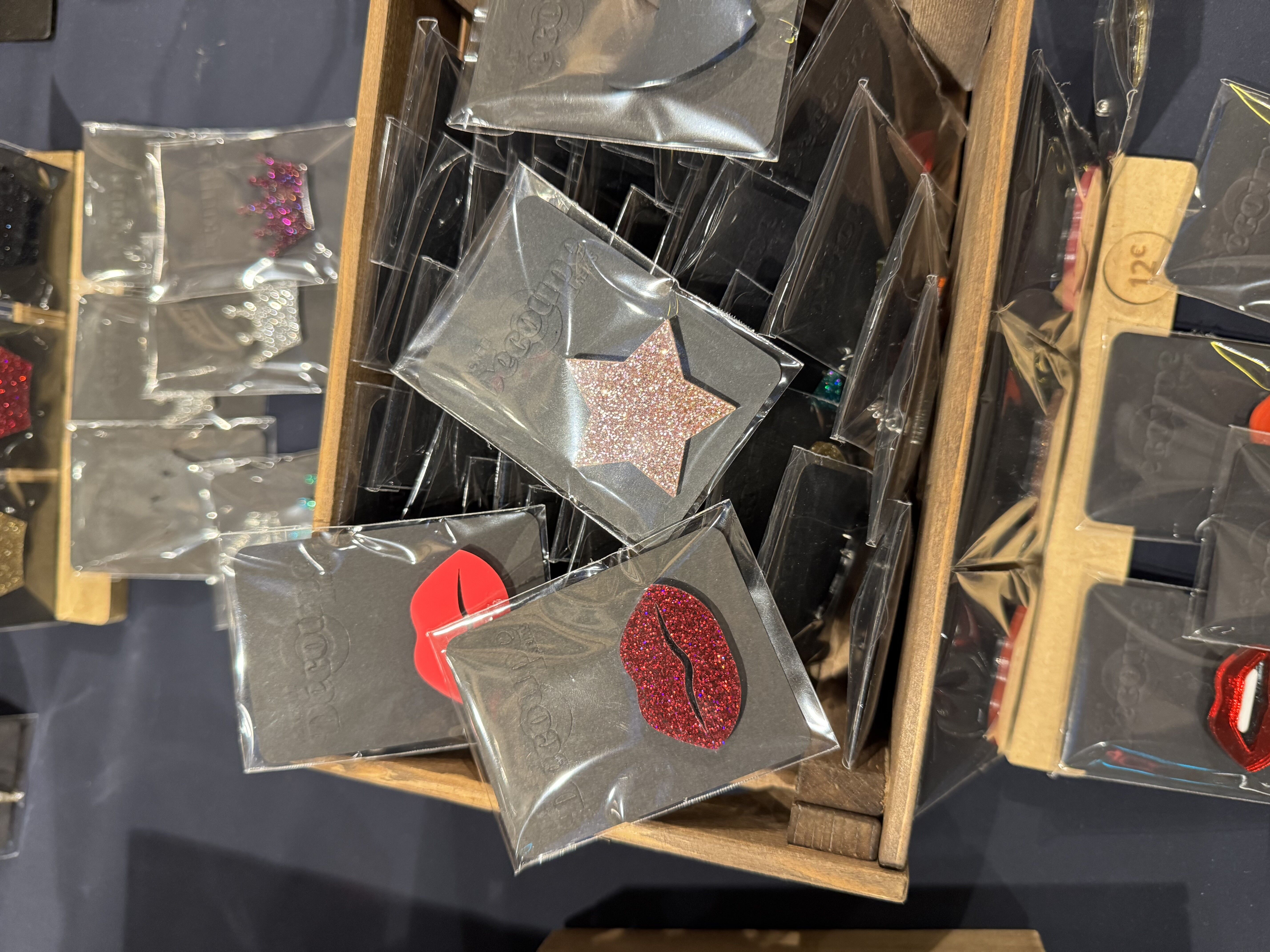 Mehrförmige Brosche aus glitzerndem Acryl