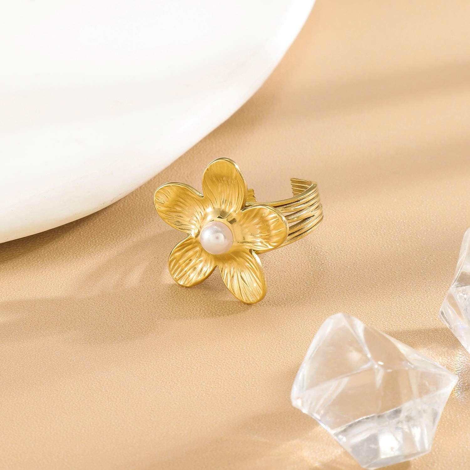 Anello con fiore dorato e perla con apertura regolabile