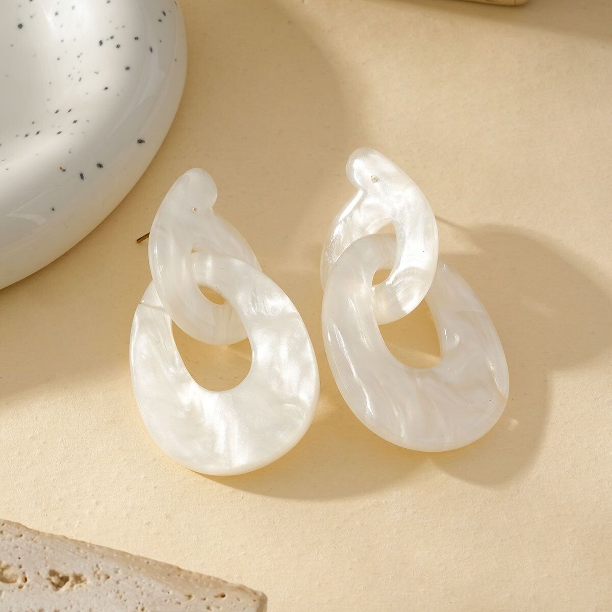 Orecchini a catena in acrilico bianco