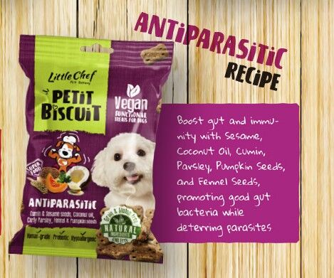 Snack para perros vegano y apto para humanos con prebióticos y suplementos para proteger contra pulgas y garrapatas.
