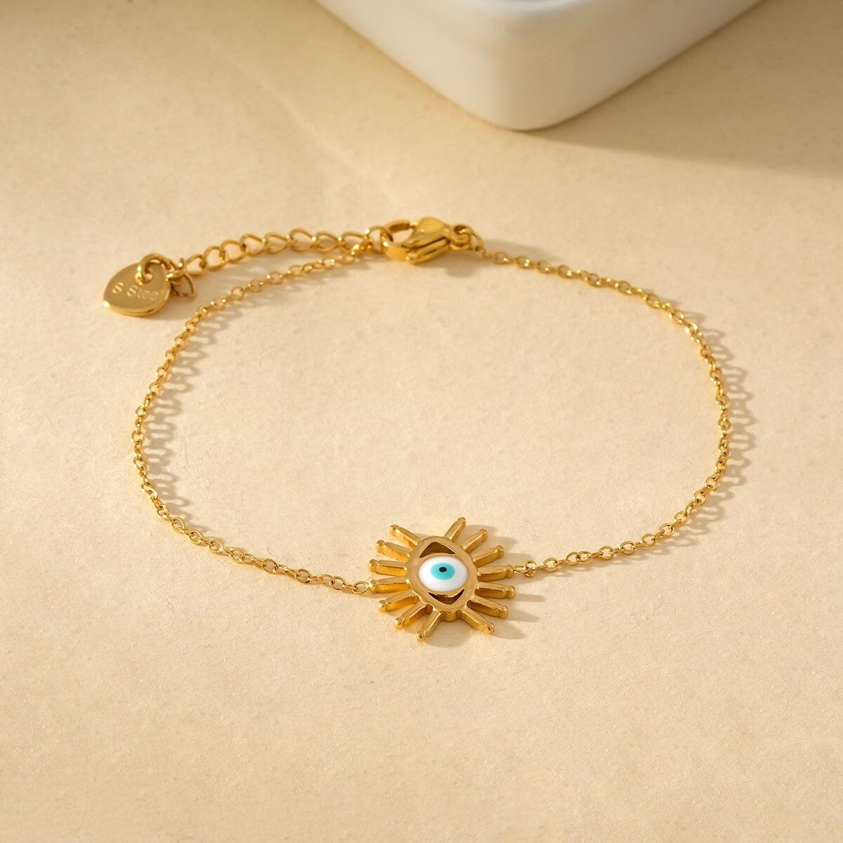 Bracciale in oro a catena sottile con occhio protettivo