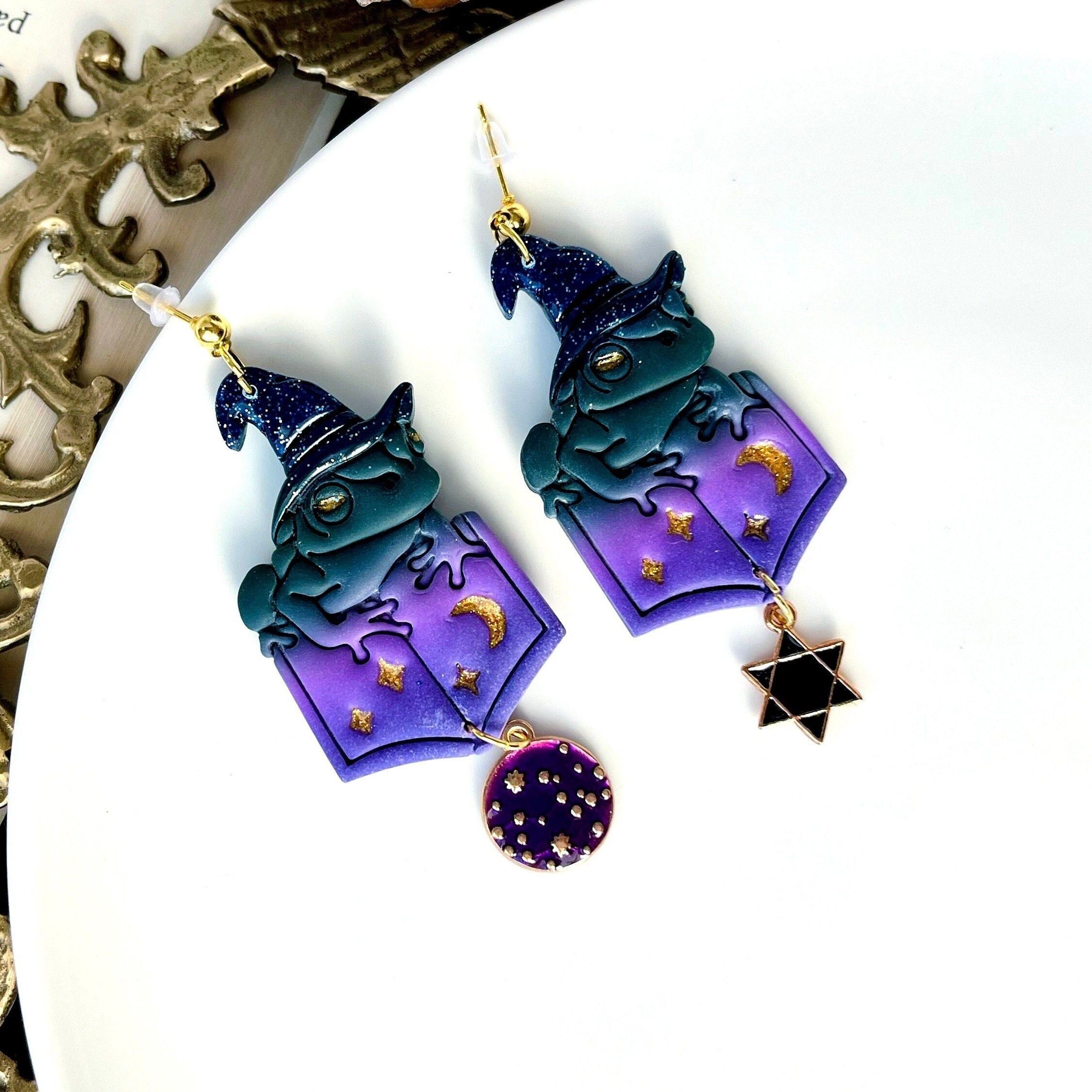 Zauberbuch-Ohrringe, Zauberhafter Frosch, Schmuck aus Polymer Clay, Original, Fantasy-Buch, Originelle Geschenke für Frauen, Froschgeschenke, Buchgeschenke