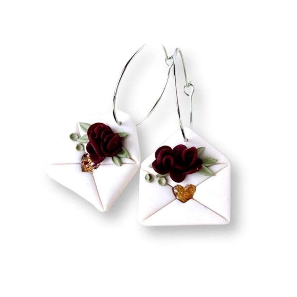 Boucles d'oreilles lettre d'amour, bijoux en argile de Saint-Valentin, cadeaux de Saint-Valentin, cadeaux d'amour pour femmes, lettre florale, cadeaux romantiques pour elle, boucles d'oreilles en polymère