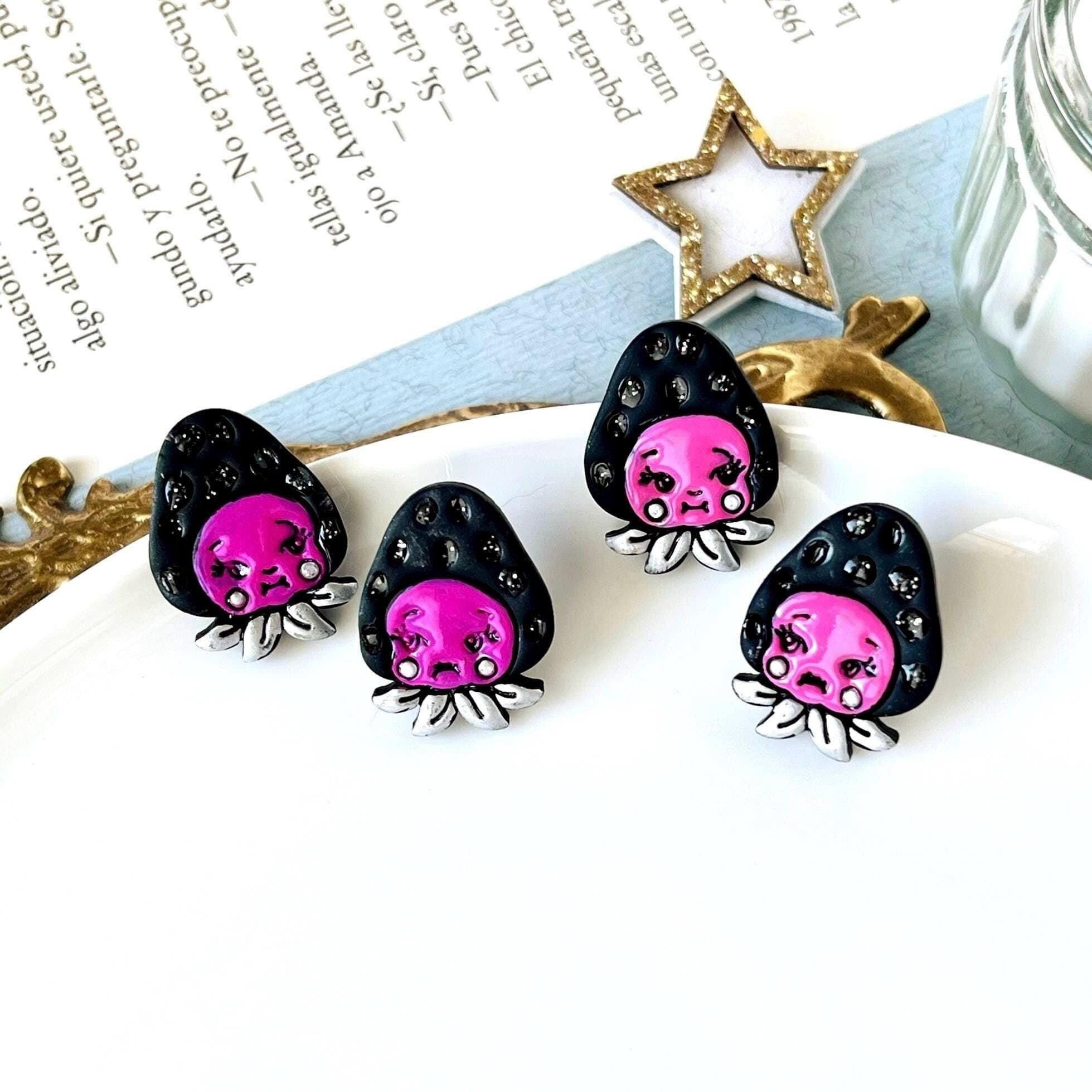 Erdbeer-Kewpie, Schwarze Ton-Ohrringe, Retro-Puppenschmuck, Vintage-Baby, Erdbeer-Polymer-Schmuck, Kewpie-Geschenke für Frauen, Kewpie-Ohrstecker