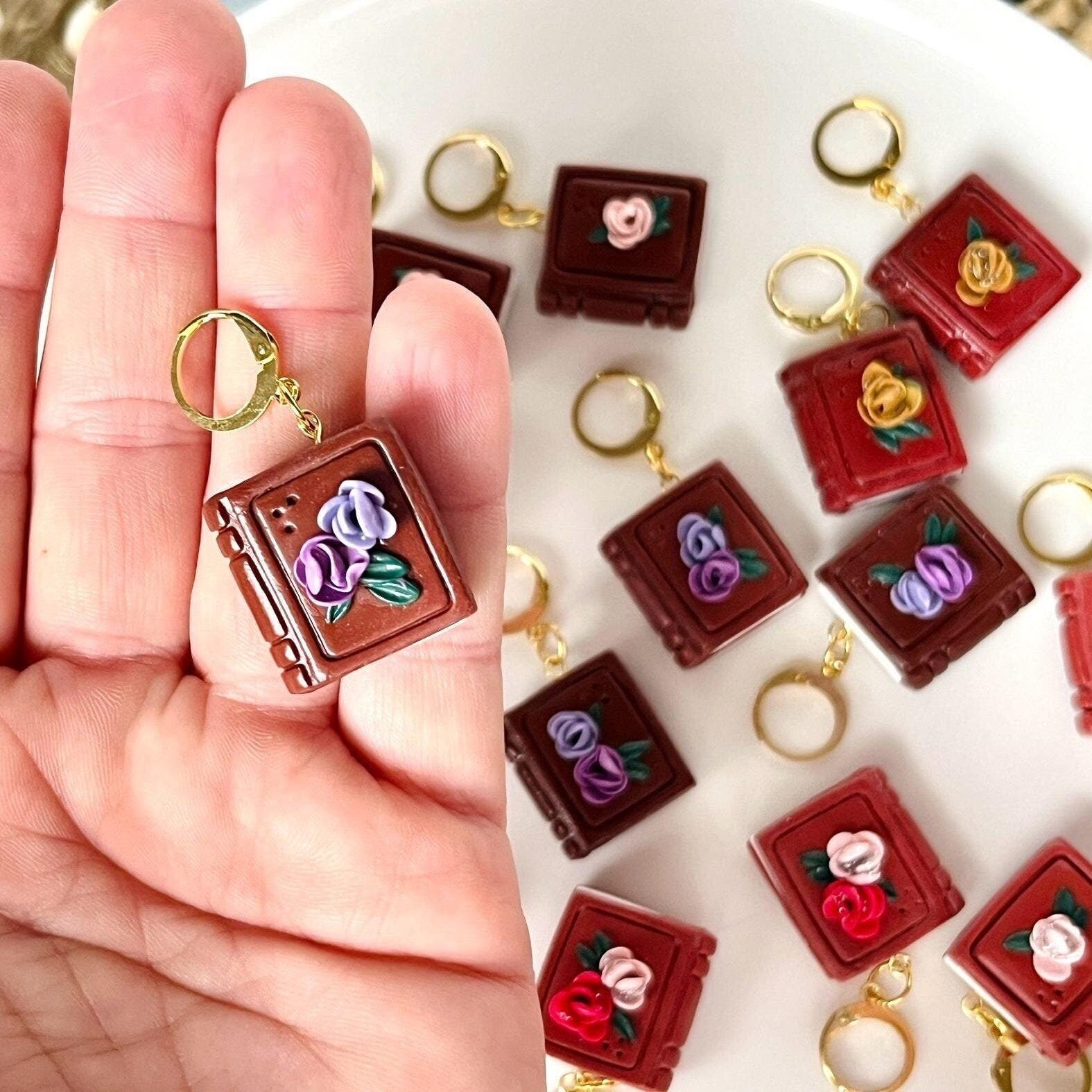 Bücher Blumen Ohrringe, Polymer Clay Ohrringe, Miniatur Bücher, handgemachte Rosen, Geschenk für Buch- und Literaturliebhaber