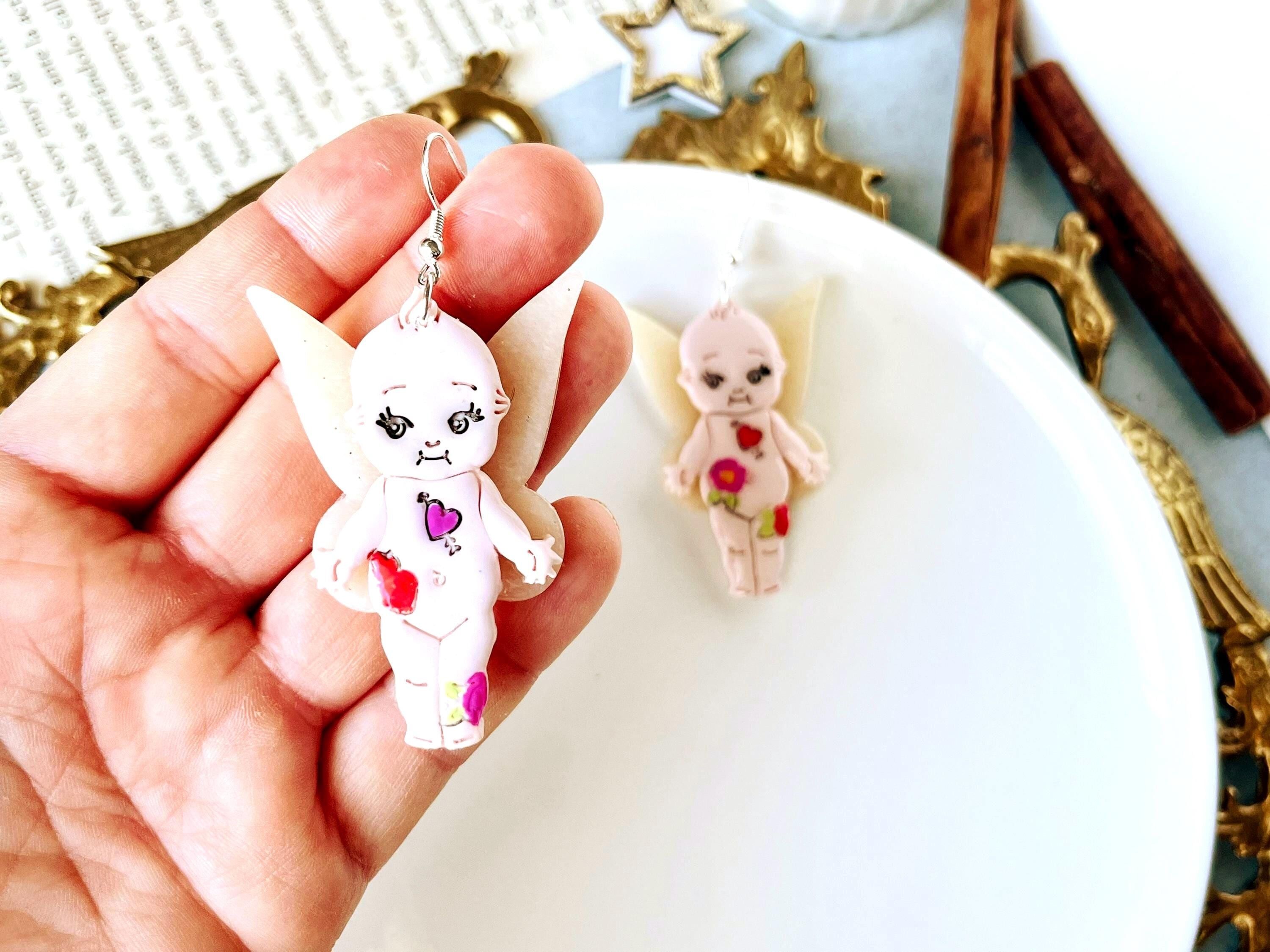 Orecchini Kewpie Baby Tattoo, gioielli in argilla polimerica, ganci placcati in argento 925, bambola Kewpie, orecchini retrò, kitsch, regalo Kewpie, tatuaggio