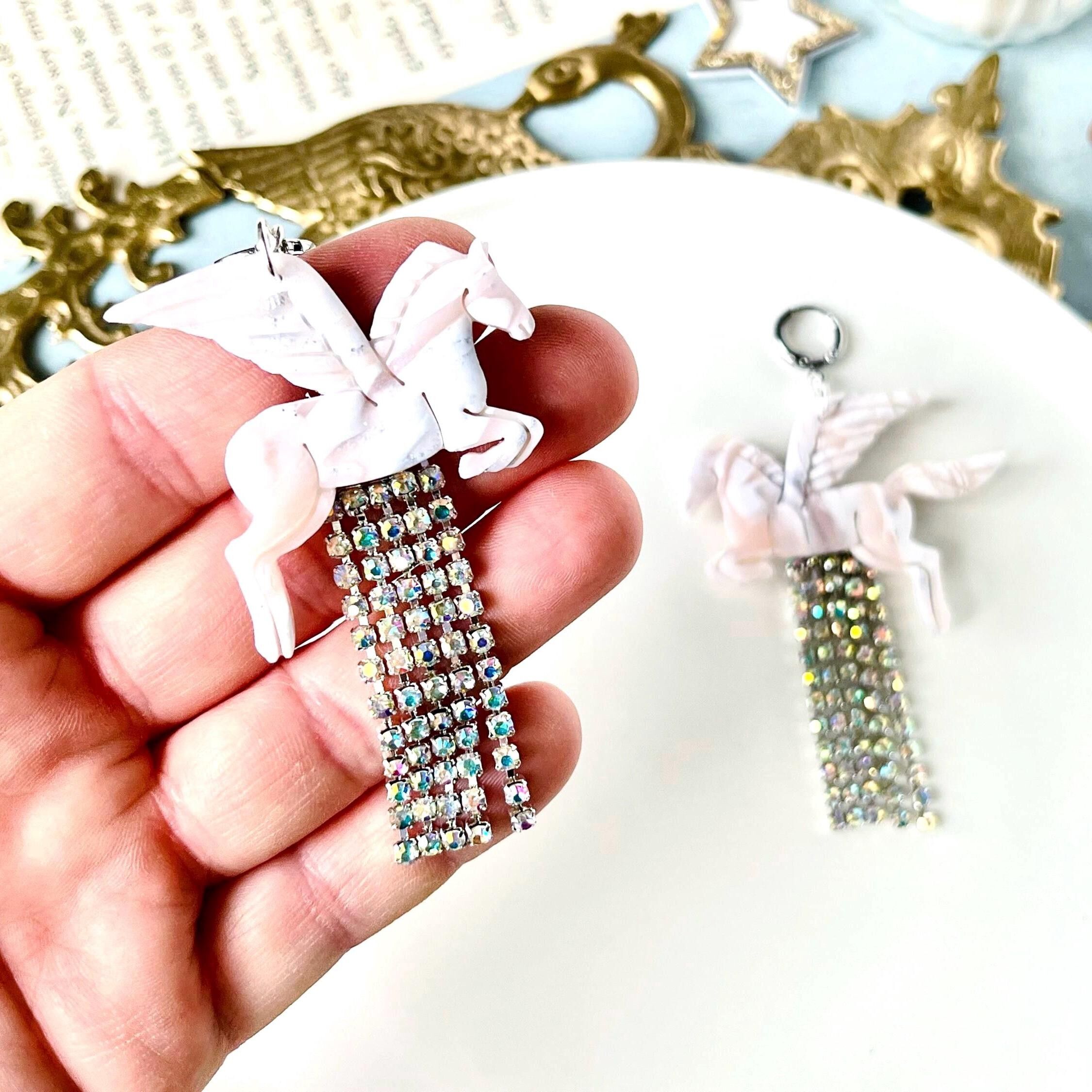 Strass a forma di cavallo Pegaso, gioielli in argilla polimerica, mitologia greca, placcati in argento 925, regali originali a forma di cavallo