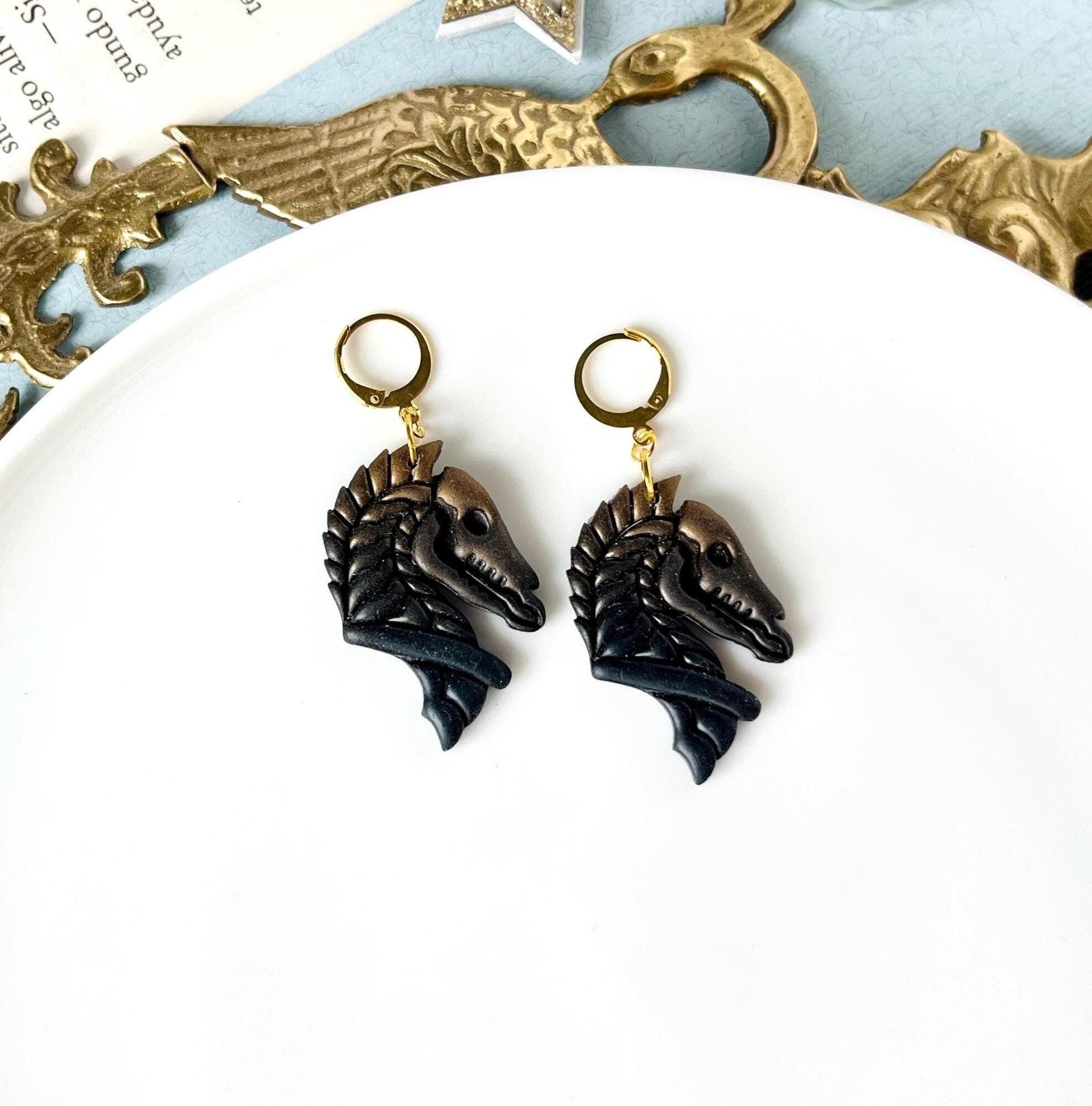 Dunkle Pferdeskelett-Ohrringe, Polymer Clay Schmuck, Original Pferdeschmuck, Gothic Ohrringe, dunkle Geschenke für Frauen