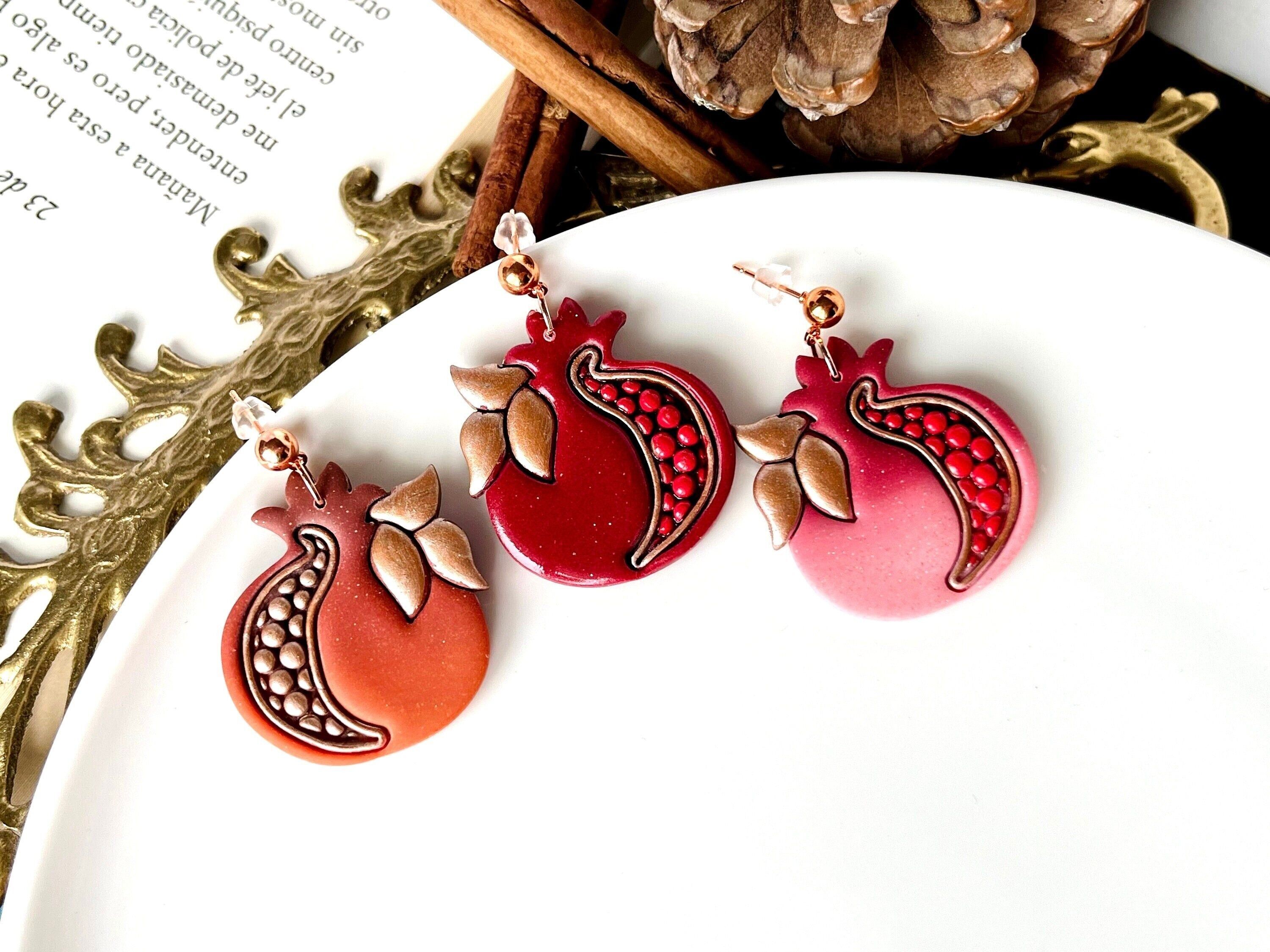 Orecchini melograno, gioielli in argilla polimerica, orecchini originali, regali di frutta, regalo unico per le donne, dipinti a mano, regalo rosso per lei