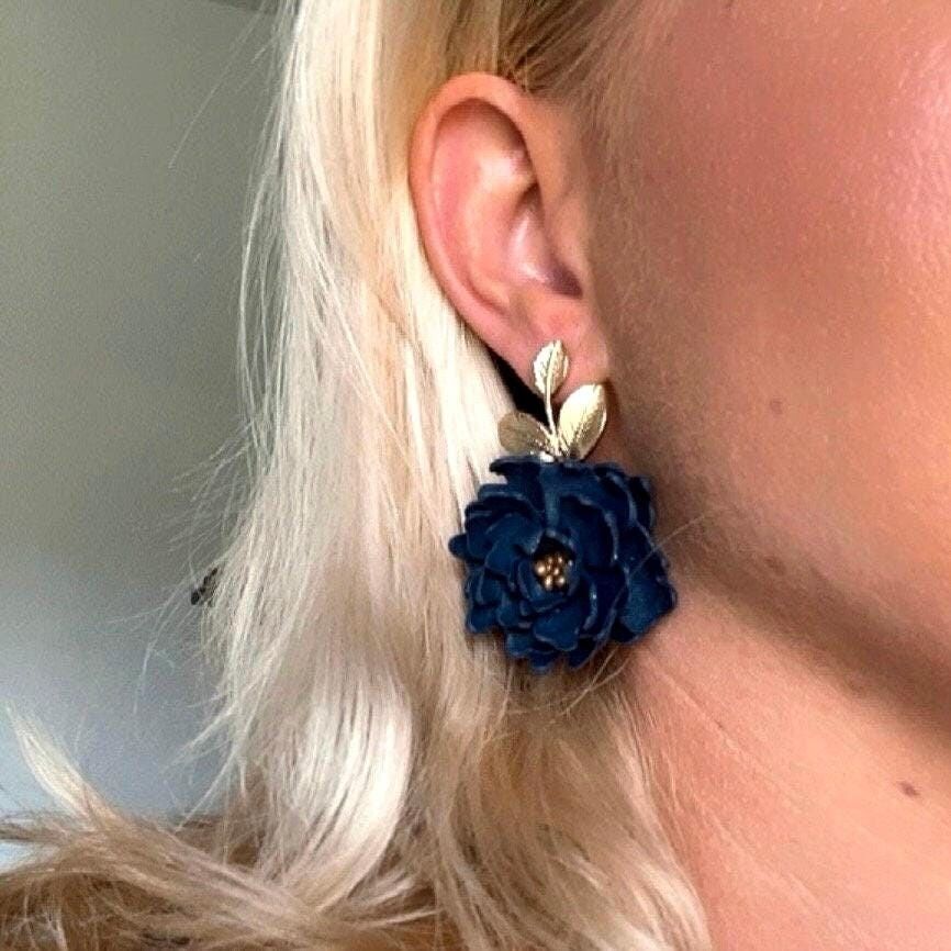 Orecchini a forma di fiore blu, foglia metallica, fiore in polimero, fiore grande, gioielli in argilla audace, regali floreali per le donne