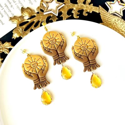 Boucles d'oreilles boule de cristal avec mains, bijoux en argile polymère, bijoux en argile magique, cadeau original pour sorcières, bijoux ésotériques, cadeau de tarot