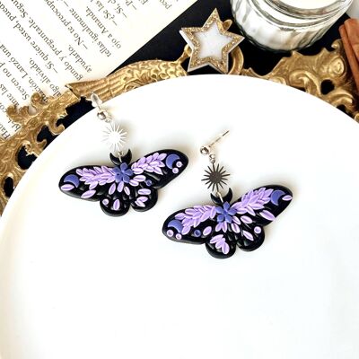 Boucles d'oreilles en argile polymère avec papillon de nuit foncé, bijoux en argile avec papillon de nuit, boucles d'oreilles en argile florale, boucles d'oreilles en argile avec insectes, cadeaux pour femmes