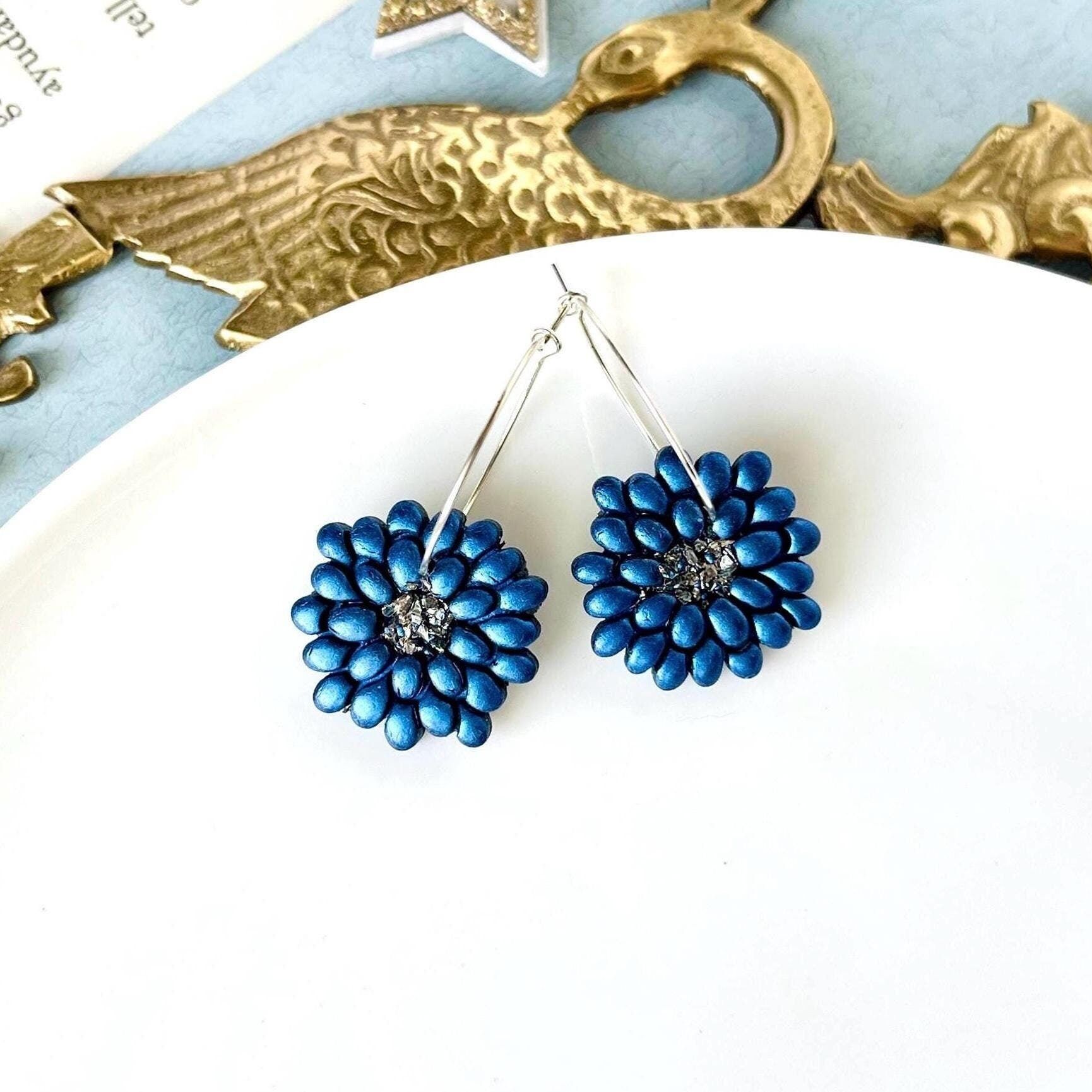 Orecchini a cerchio con fiori, gioielli floreali in argilla, ciondolo floreale, regali floreali per le donne, gioielli in argilla polimerica