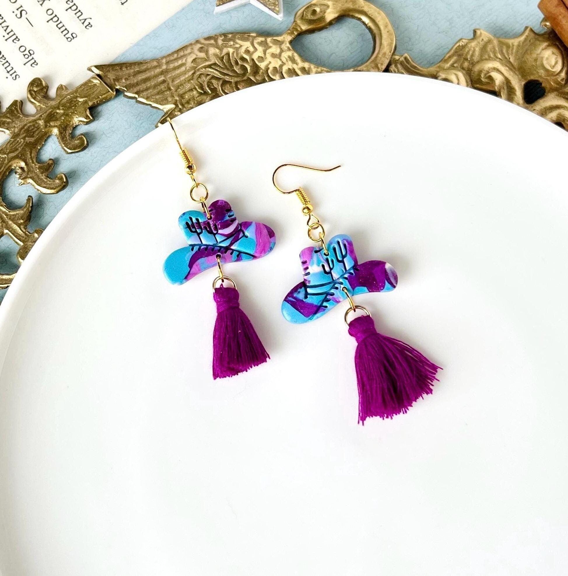 Orecchini con cappello da cowboy, gioielli in argilla polimerica, orecchini in argilla originali, ciondoli con nappe, selvaggio West, regali western per le donne