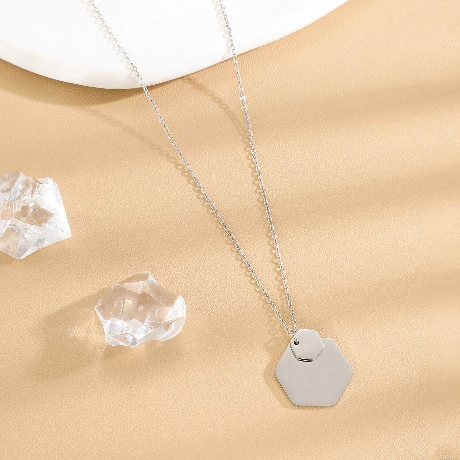 Collar de cadena de plata fina con placa hexagonal doble para grabar