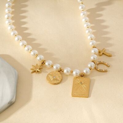 Collar de oro con perlas blancas y colgantes místicos