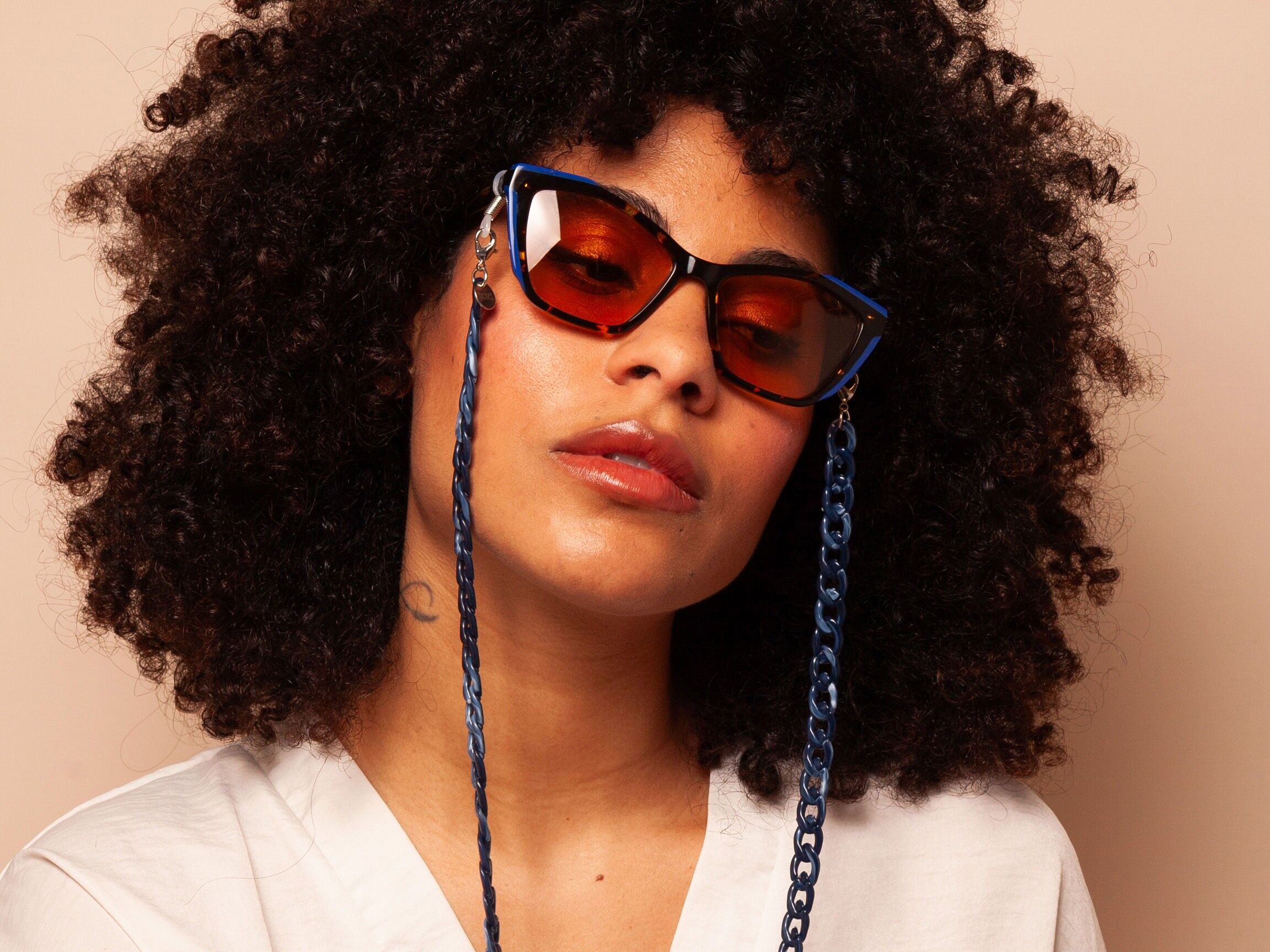 Luna – Delicata catena per occhiali in acrilico/acetato blu marmorizzato