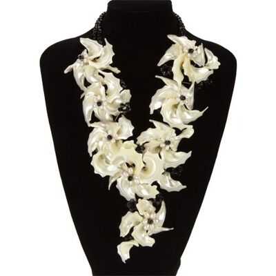 Collier fleur de nacre, crème-noir
