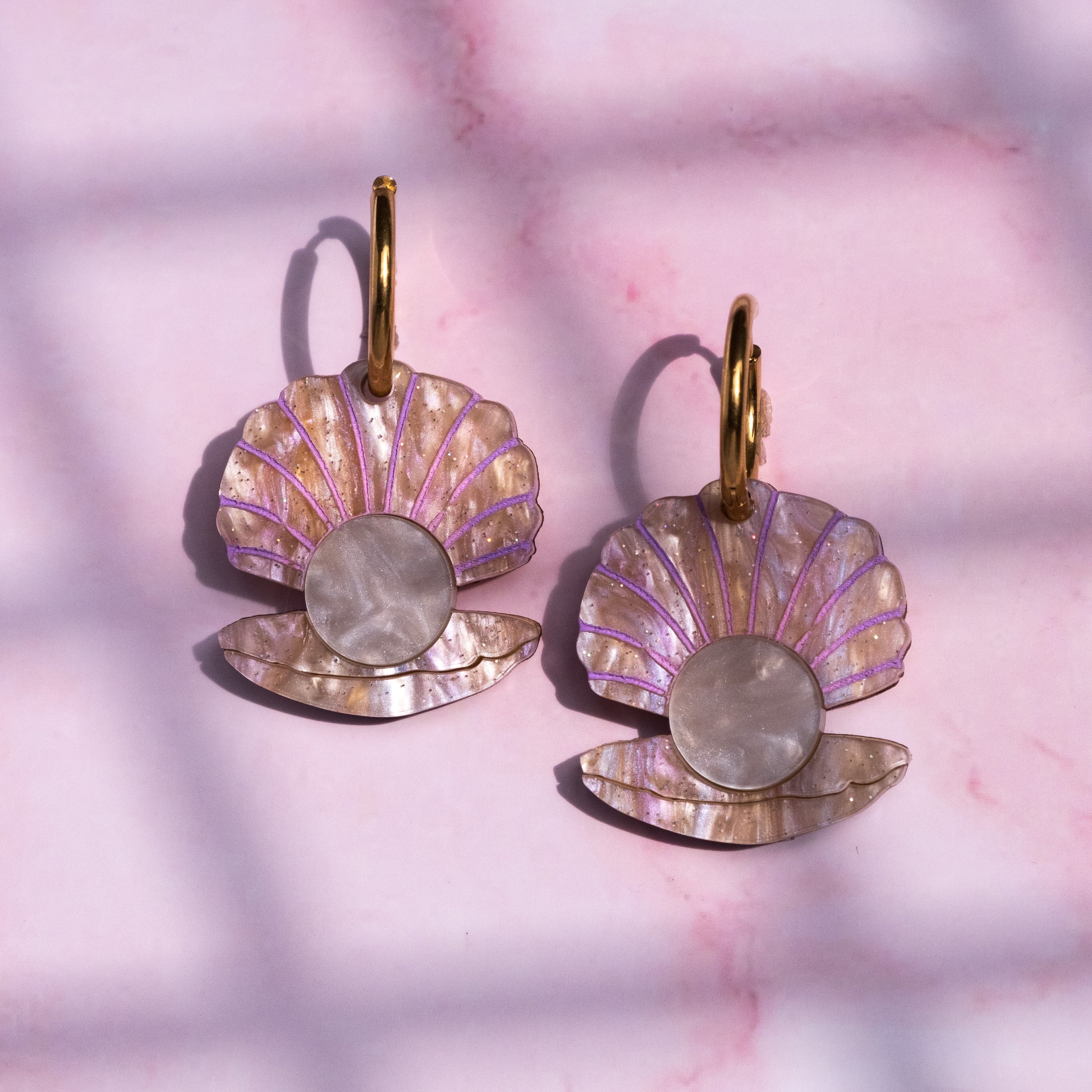 Orecchini a cerchio con vongole e perle