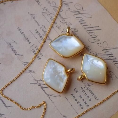 KissKiss - Halskette mit Lippenanhänger aus Perlmutt