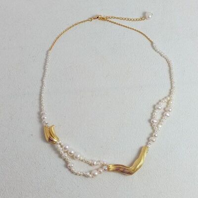 Collana di perle d'acqua dolce con ciondoli in oro
