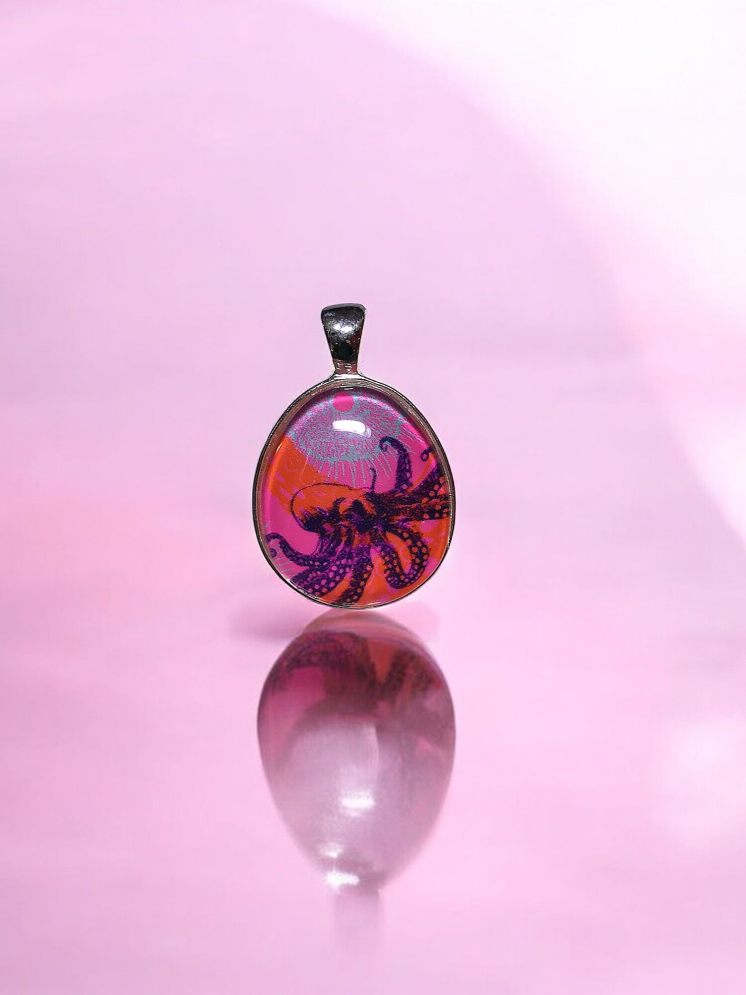 Ciondolo a catena in vetro Polpo color argento a forma di uovo