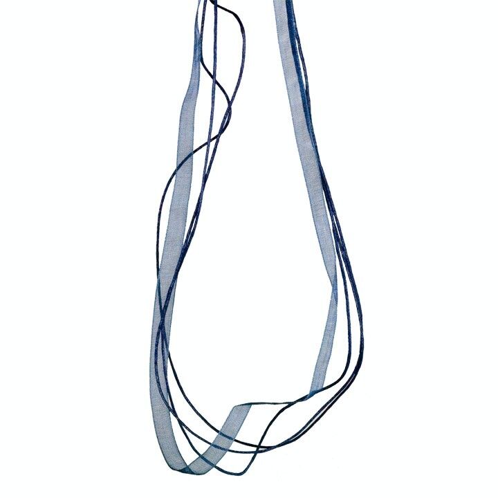 Halskette mit Organzaband, 3reihig, blau