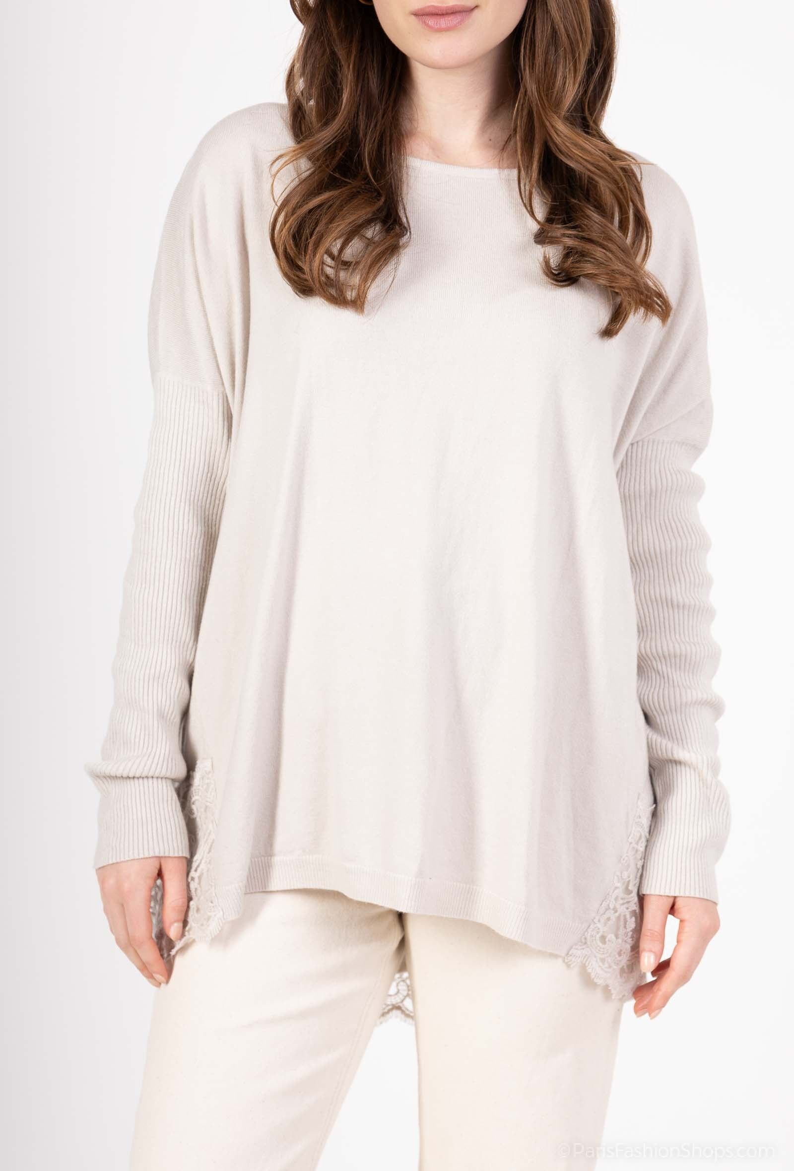 GROSSER RUNDHALSPULLOVER MIT SPITZE