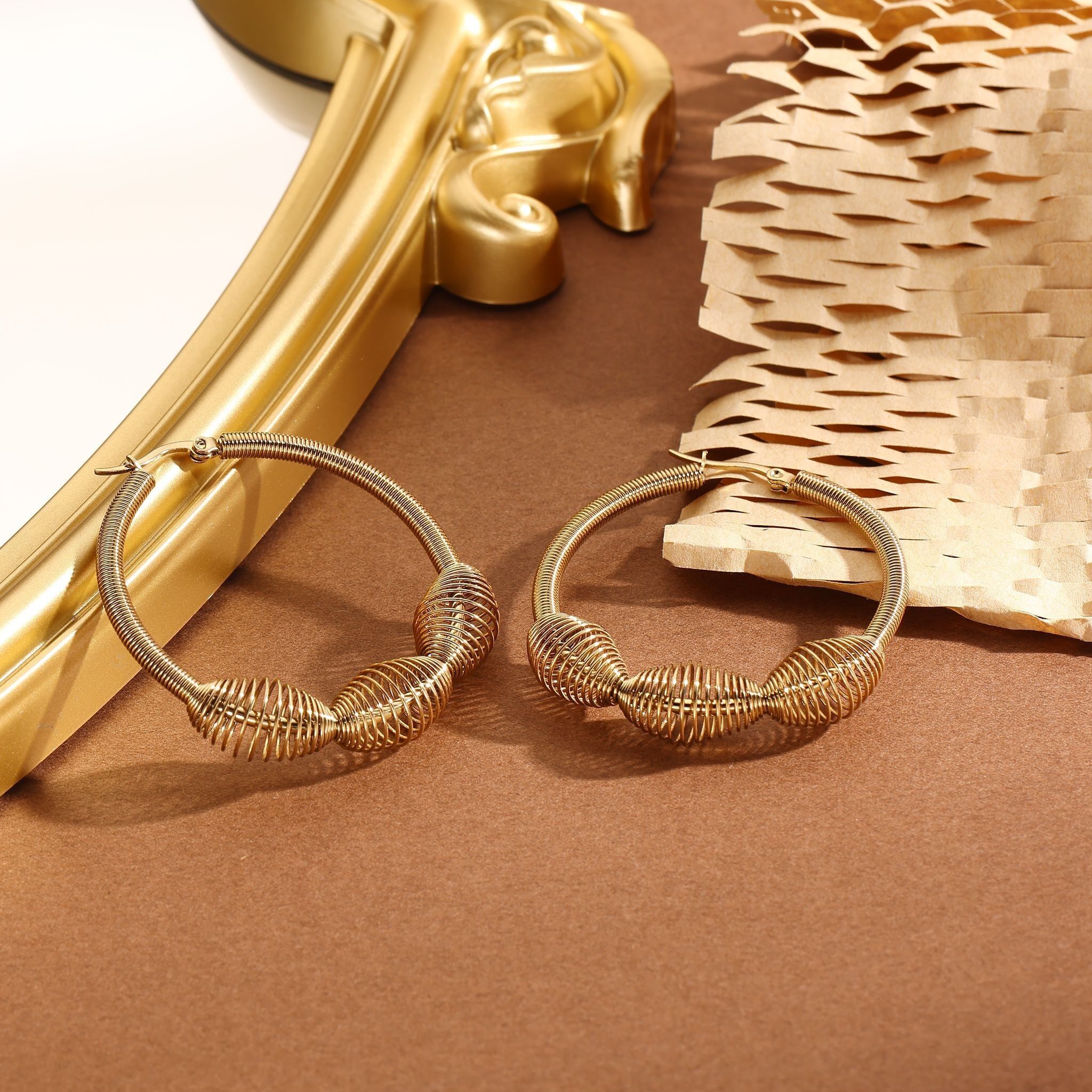 Orecchini a cerchio in oro a mezzo rotolo