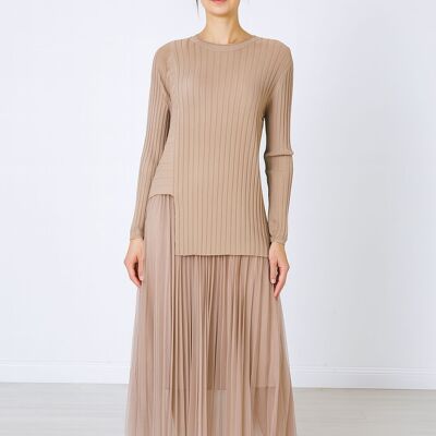 TOP DI LUSSO IN MAGLIA SOTTILE A COSTINE ASIMMETRICHE ABBINATO A ABITO PLISSETTATO