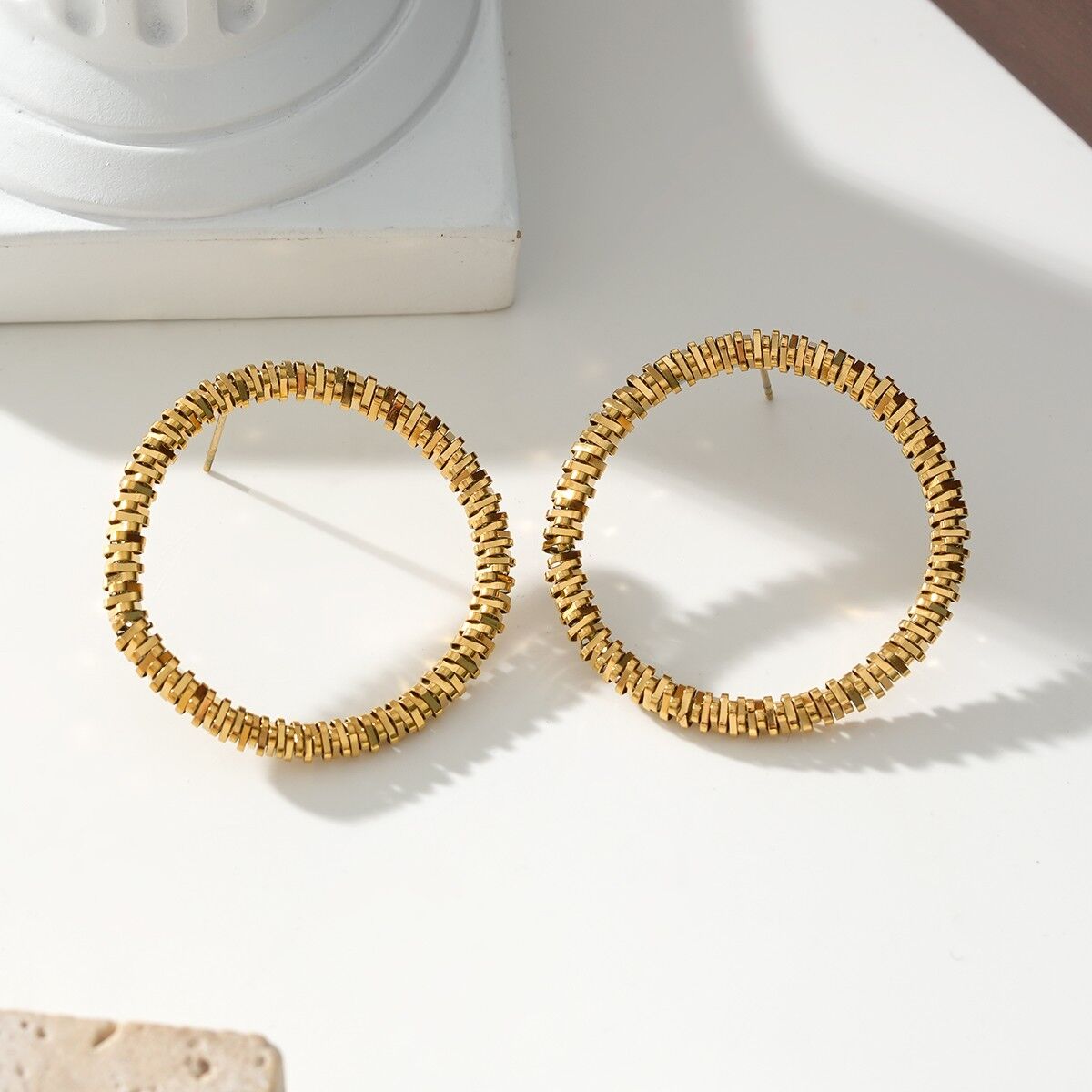 Orecchini rotondi in oro di cubi piatti sfalsati