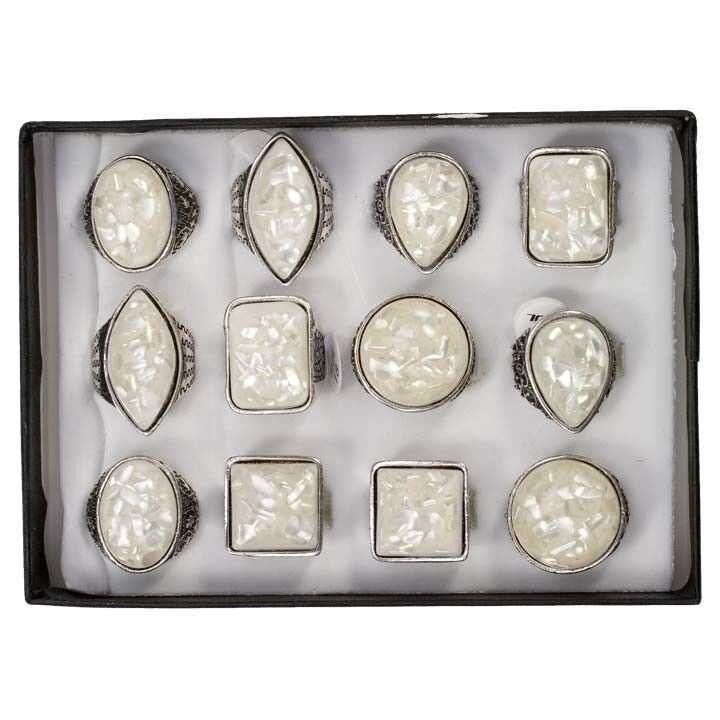 Surtido de anillos de nácar, color crema.