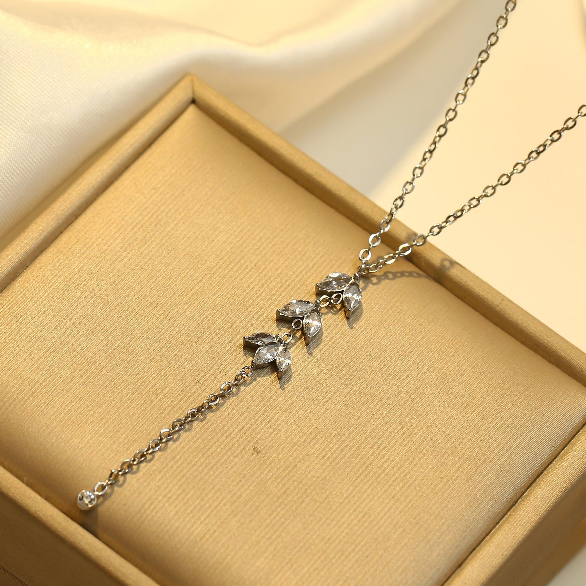 Collana in Argento con Foglia di Cubic Zirconia