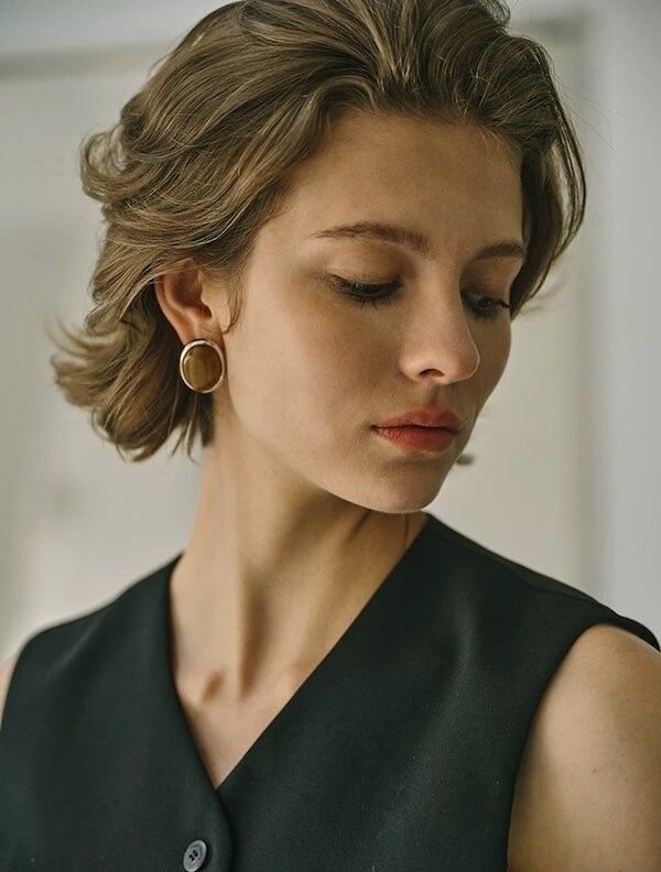 Orecchini a bottone ovali con pietra occhio di tigre e madreperla dall'aspetto audace