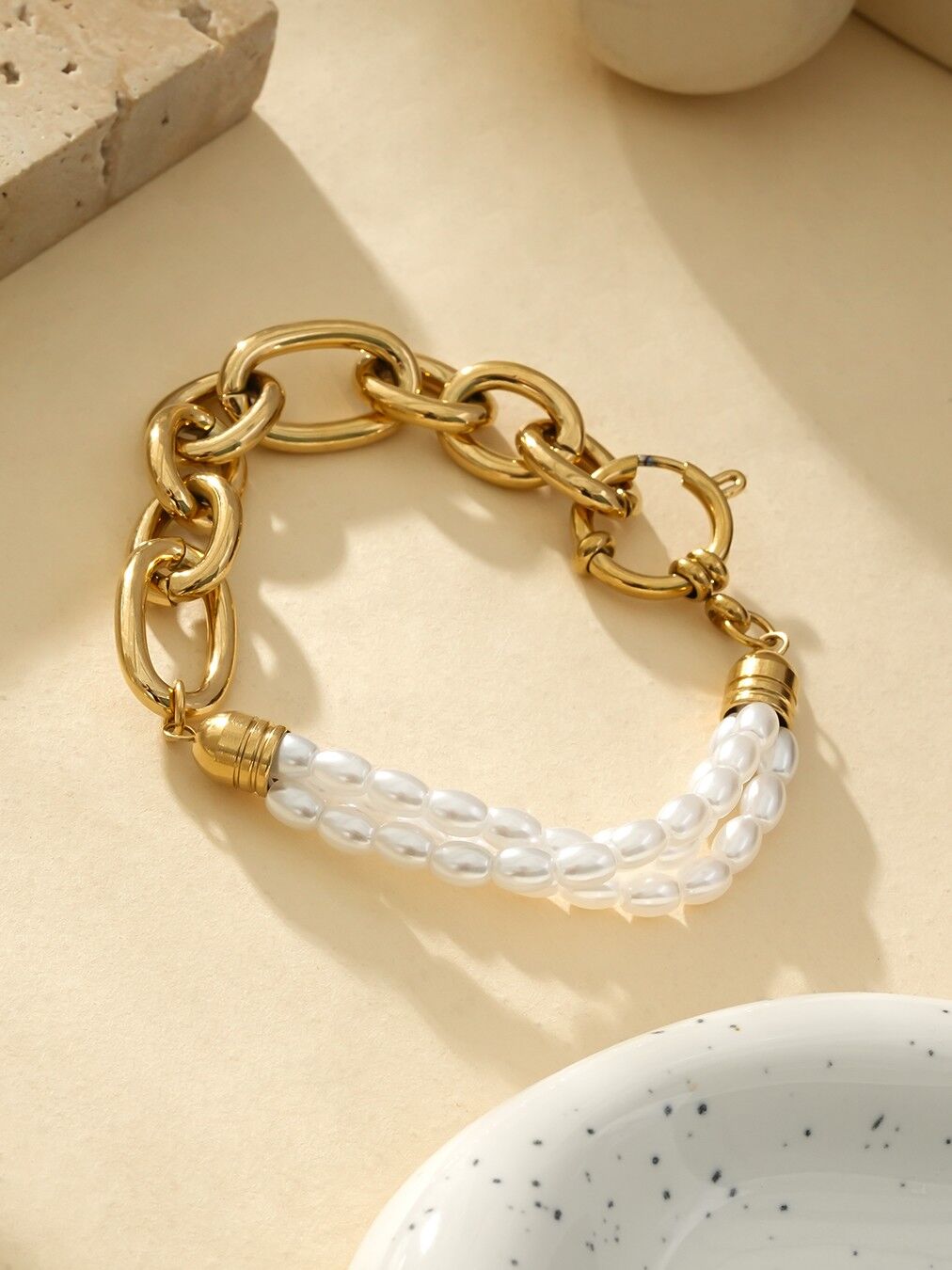 Goldarmband mit doppelten Perlenketten und mehreren großen Gliedern